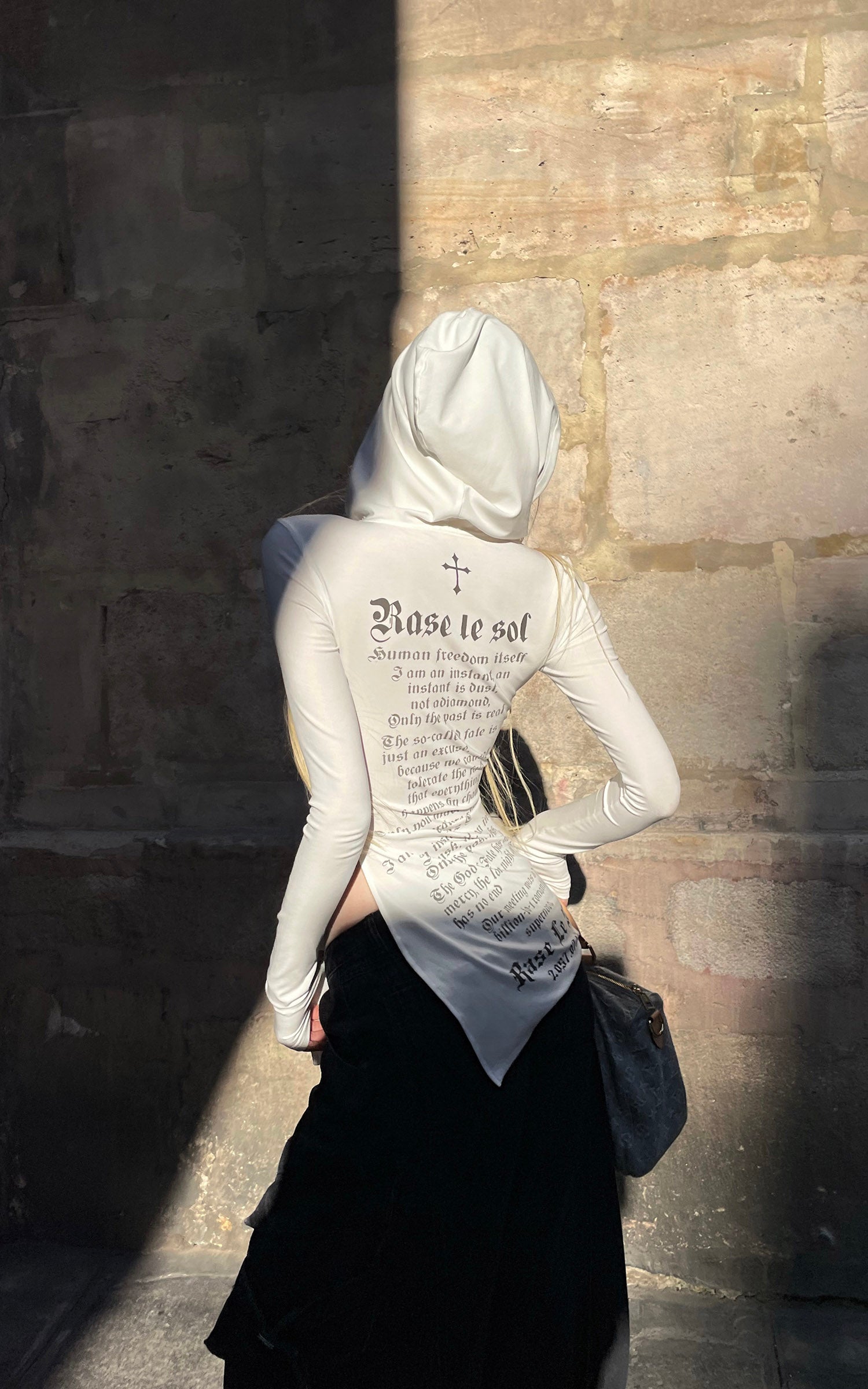 Rase le sol Printed Fitted Hoodie with Slit Hem