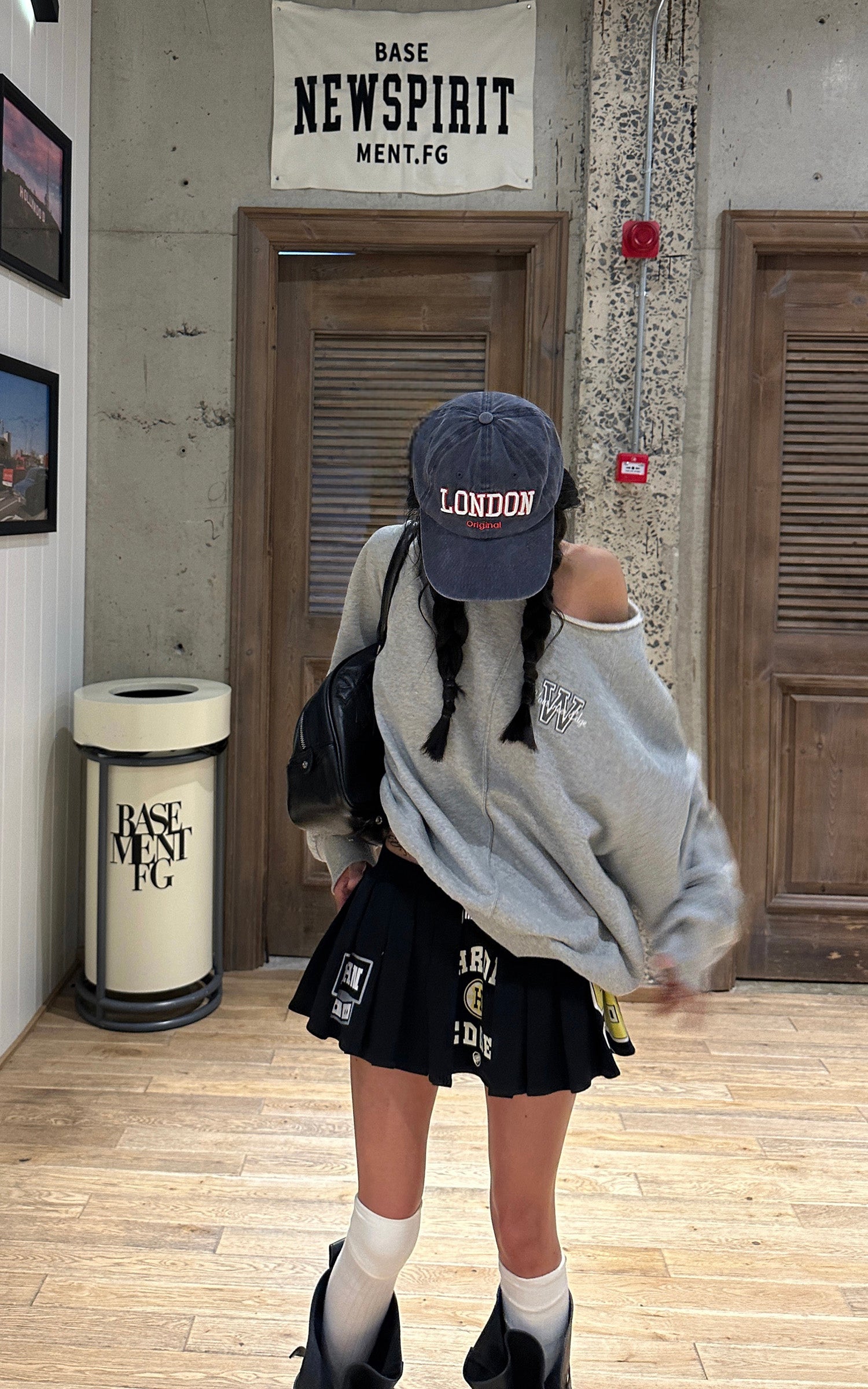 WARDEN EDGE Oversized Grey Sweatshirt with Embroidered W Logo