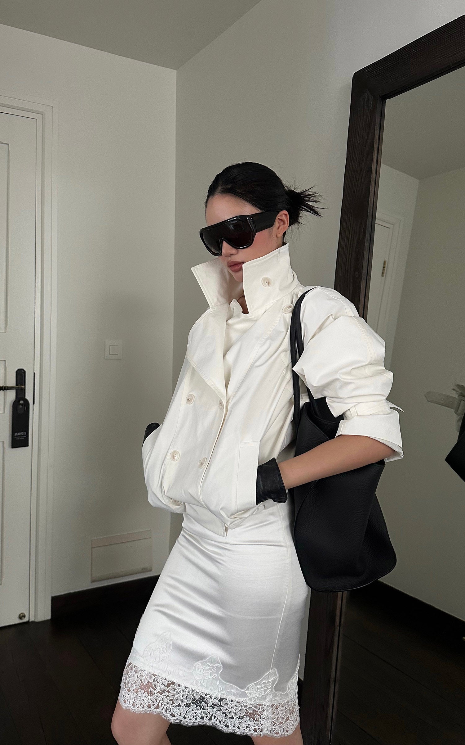 ROVENTE Cropped Double-Breasted Trench Jacket with Structured Lapels and Buckled Cuffs