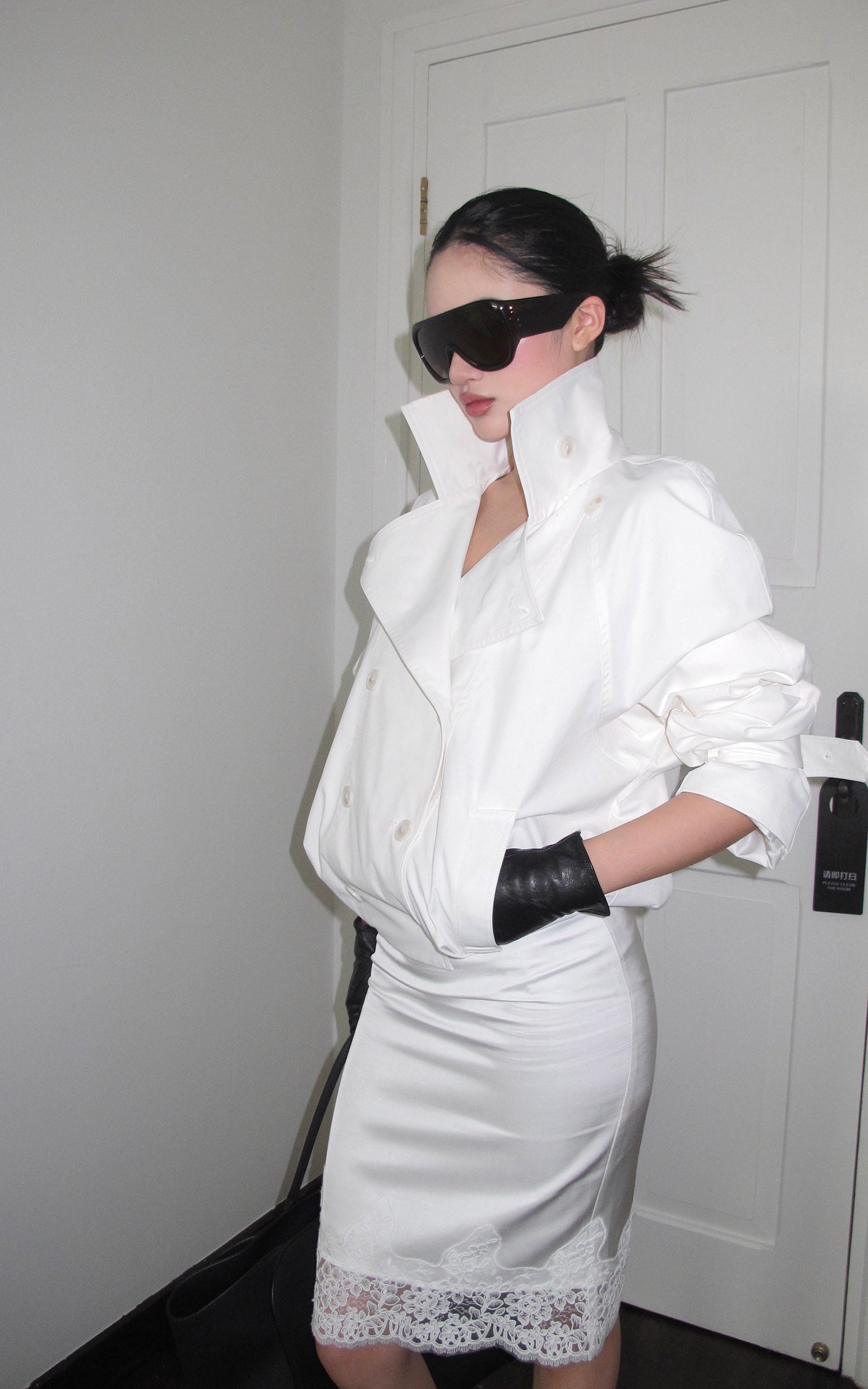 ROVENTE Cropped Double-Breasted Trench Jacket with Structured Lapels and Buckled Cuffs