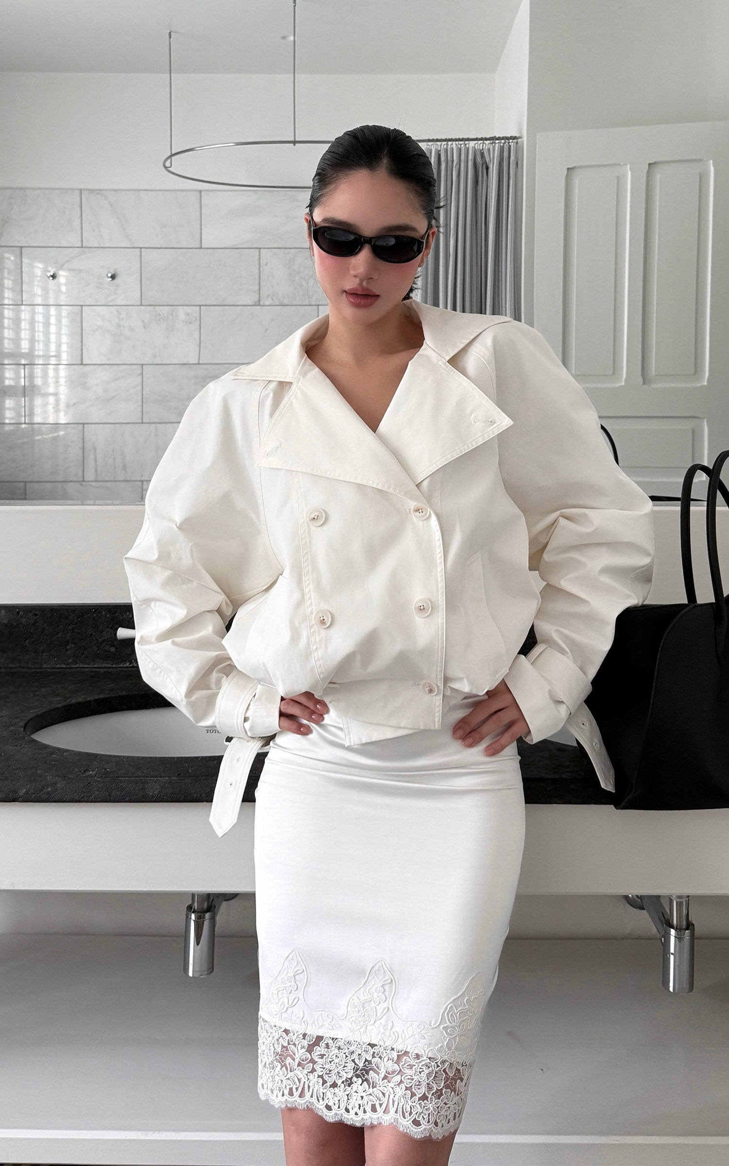 ROVENTE Cropped Double-Breasted Trench Jacket with Structured Lapels and Buckled Cuffs