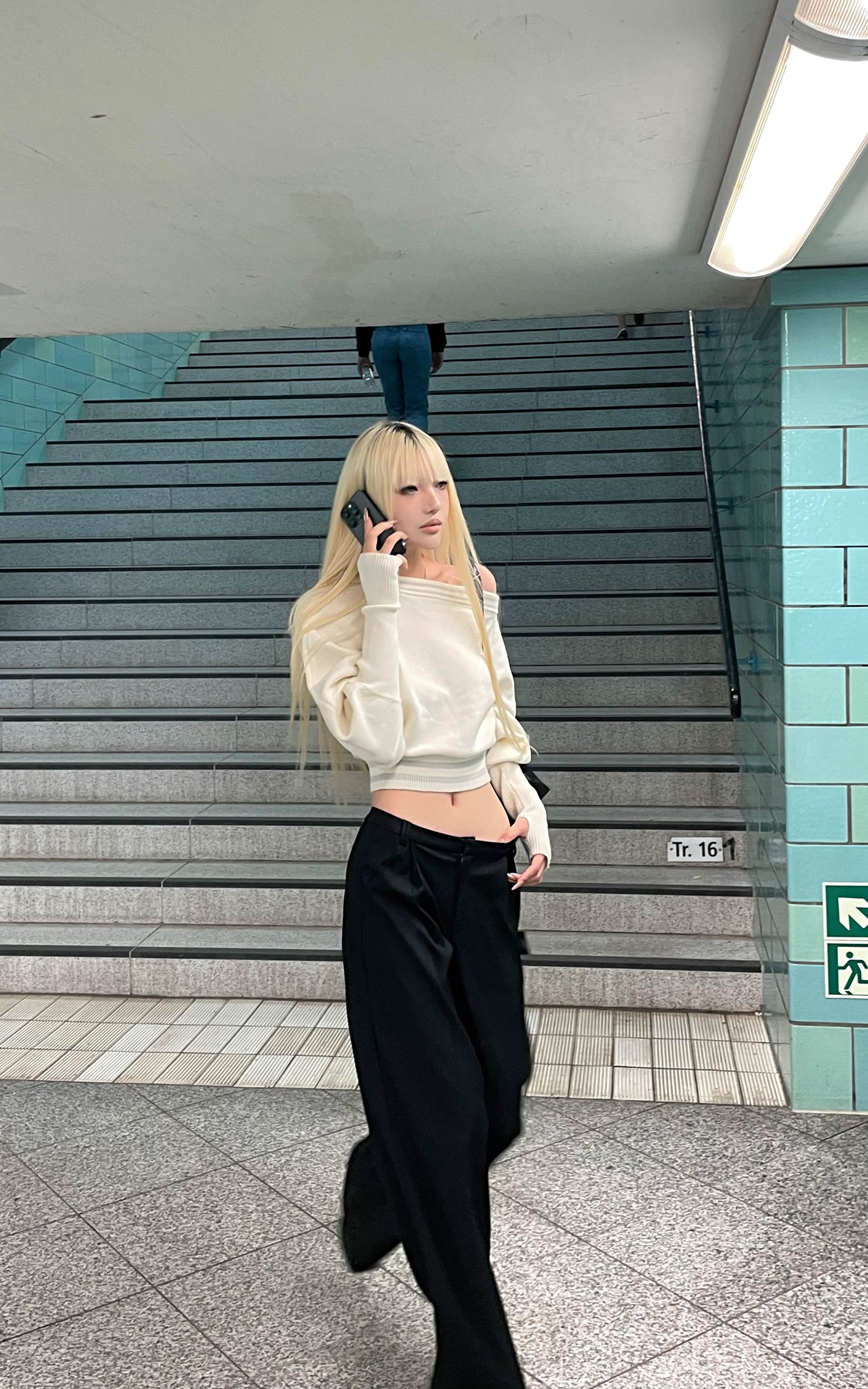 Rase le sol Off-Shoulder Knit Cropped Sweater