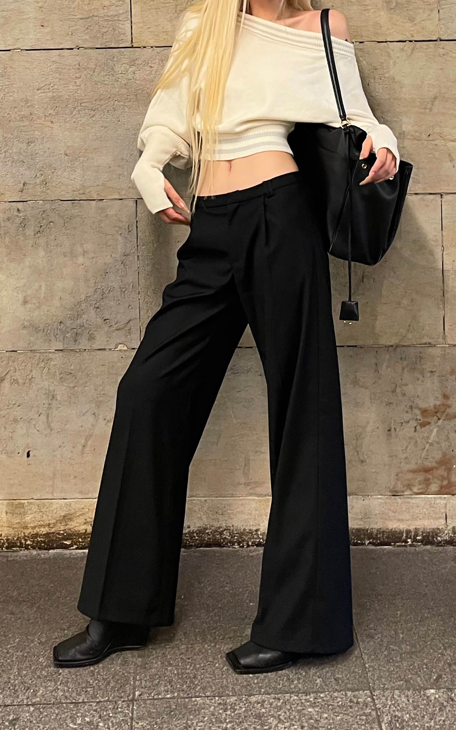 Rase le sol Off-Shoulder Knit Cropped Sweater