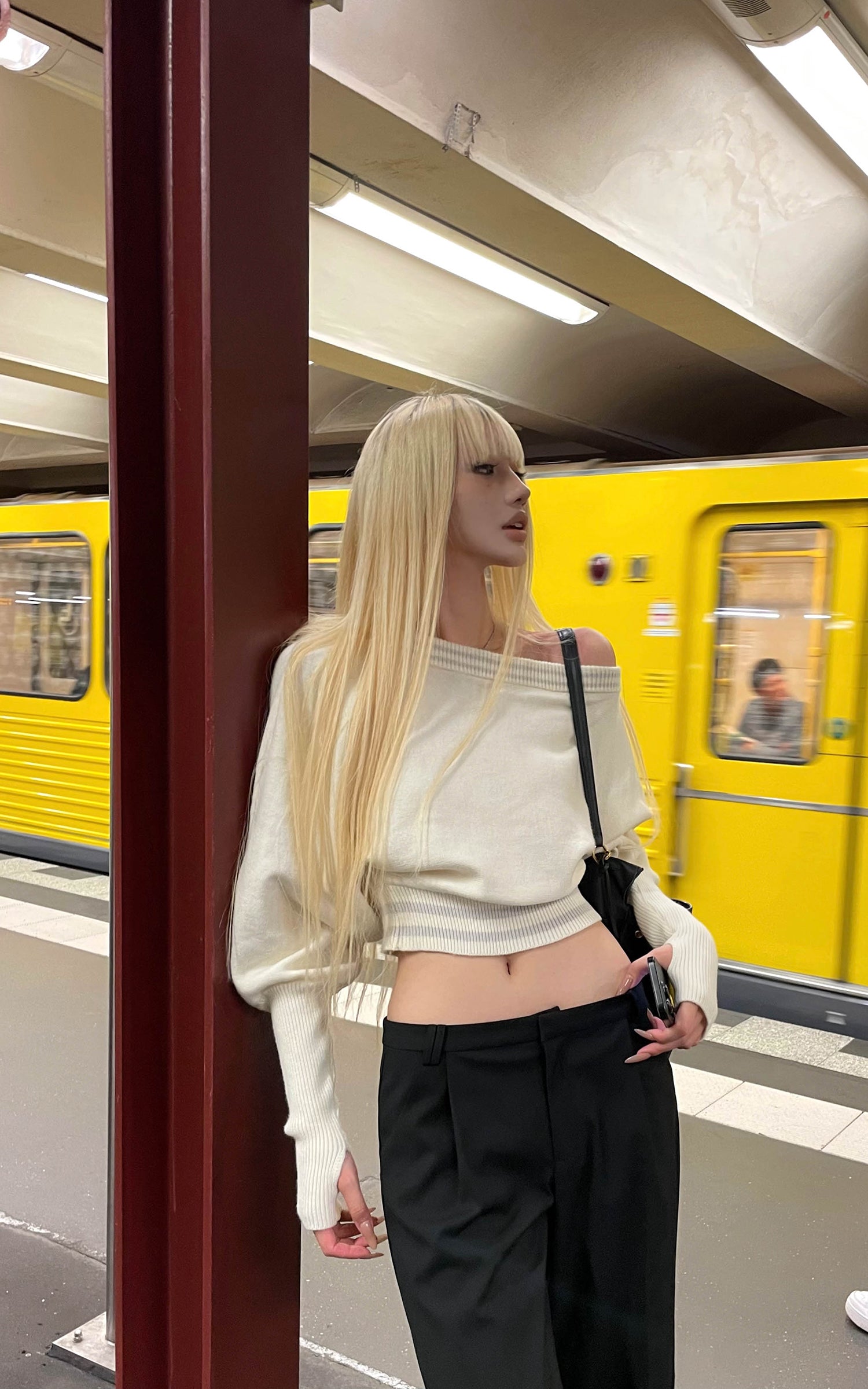Rase le sol Off-Shoulder Knit Cropped Sweater