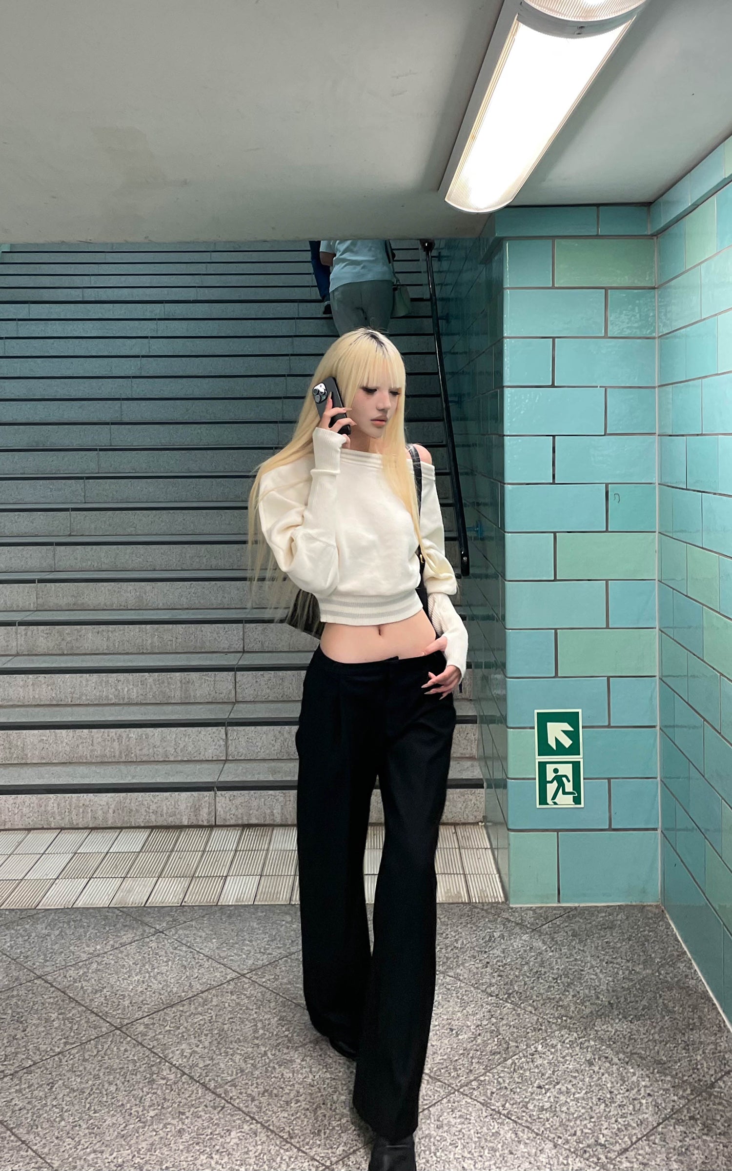 Rase le sol Off-Shoulder Knit Cropped Sweater