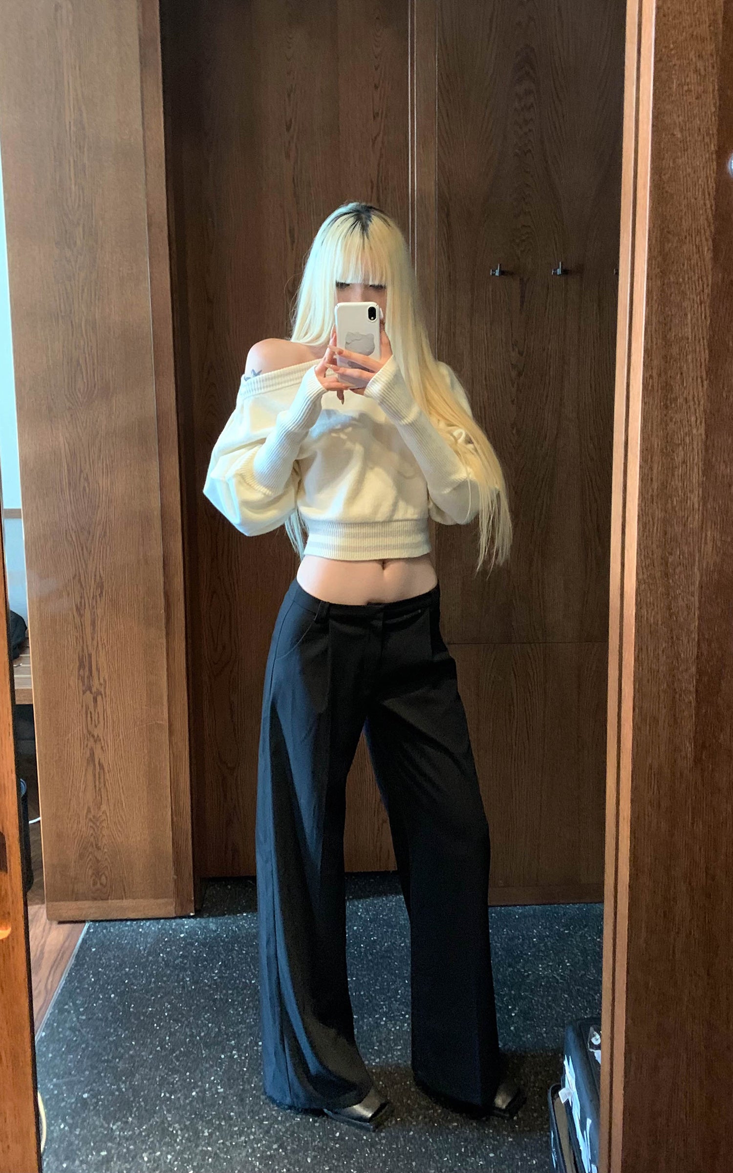 Rase le sol Off-Shoulder Knit Cropped Sweater