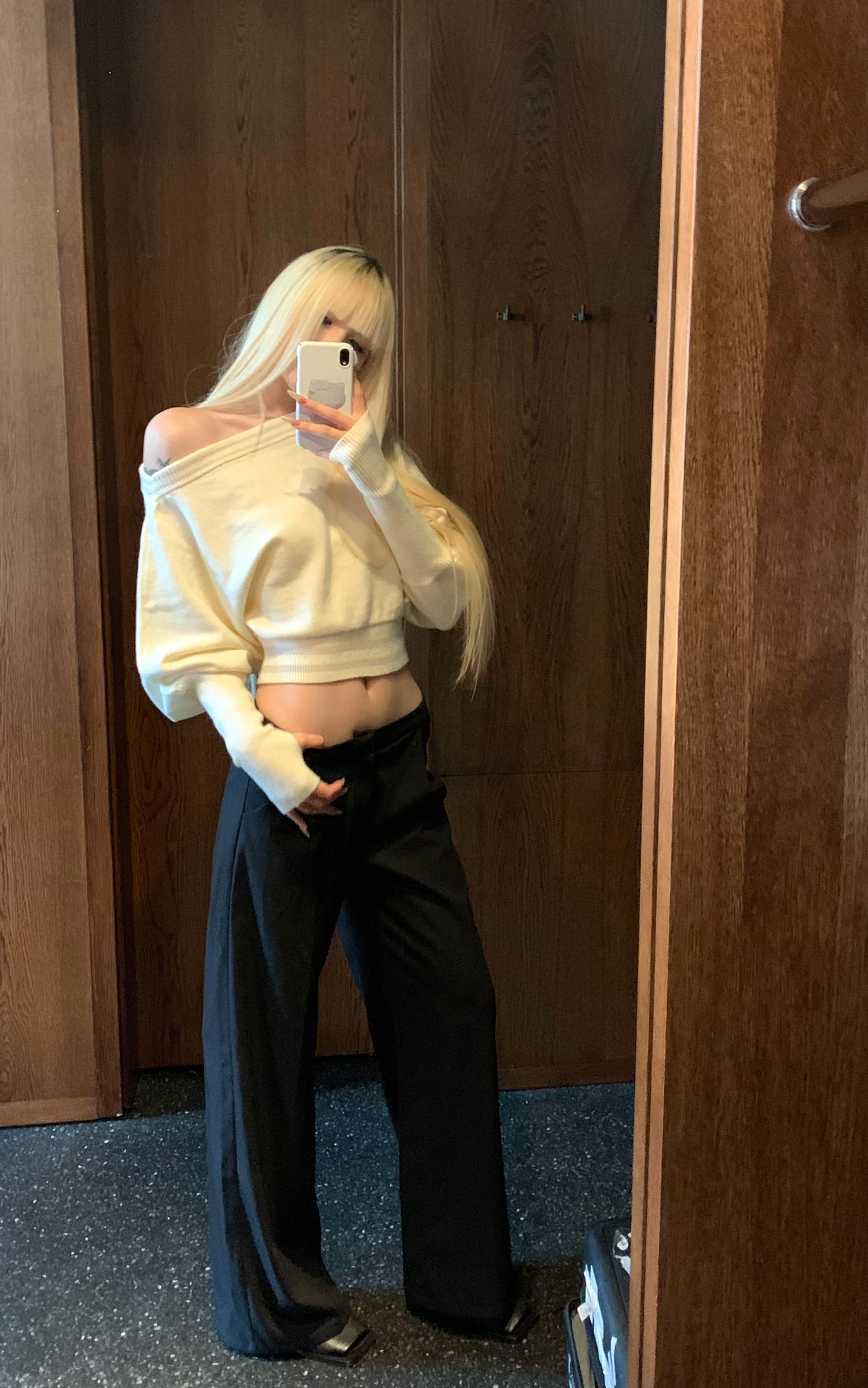 Rase le sol Off-Shoulder Knit Cropped Sweater