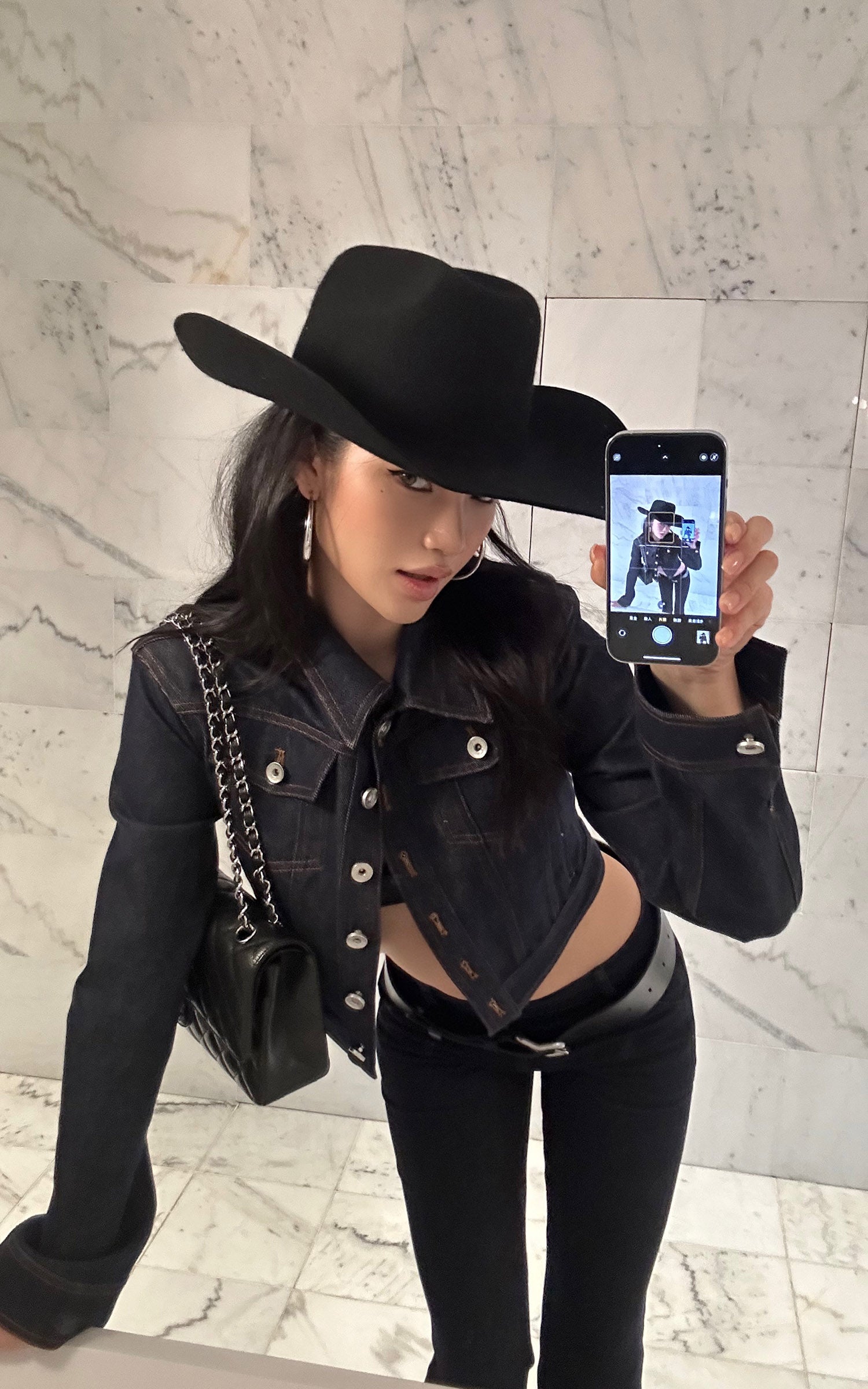 ROVENTE 다크 워시 플레어 데님 팬츠
