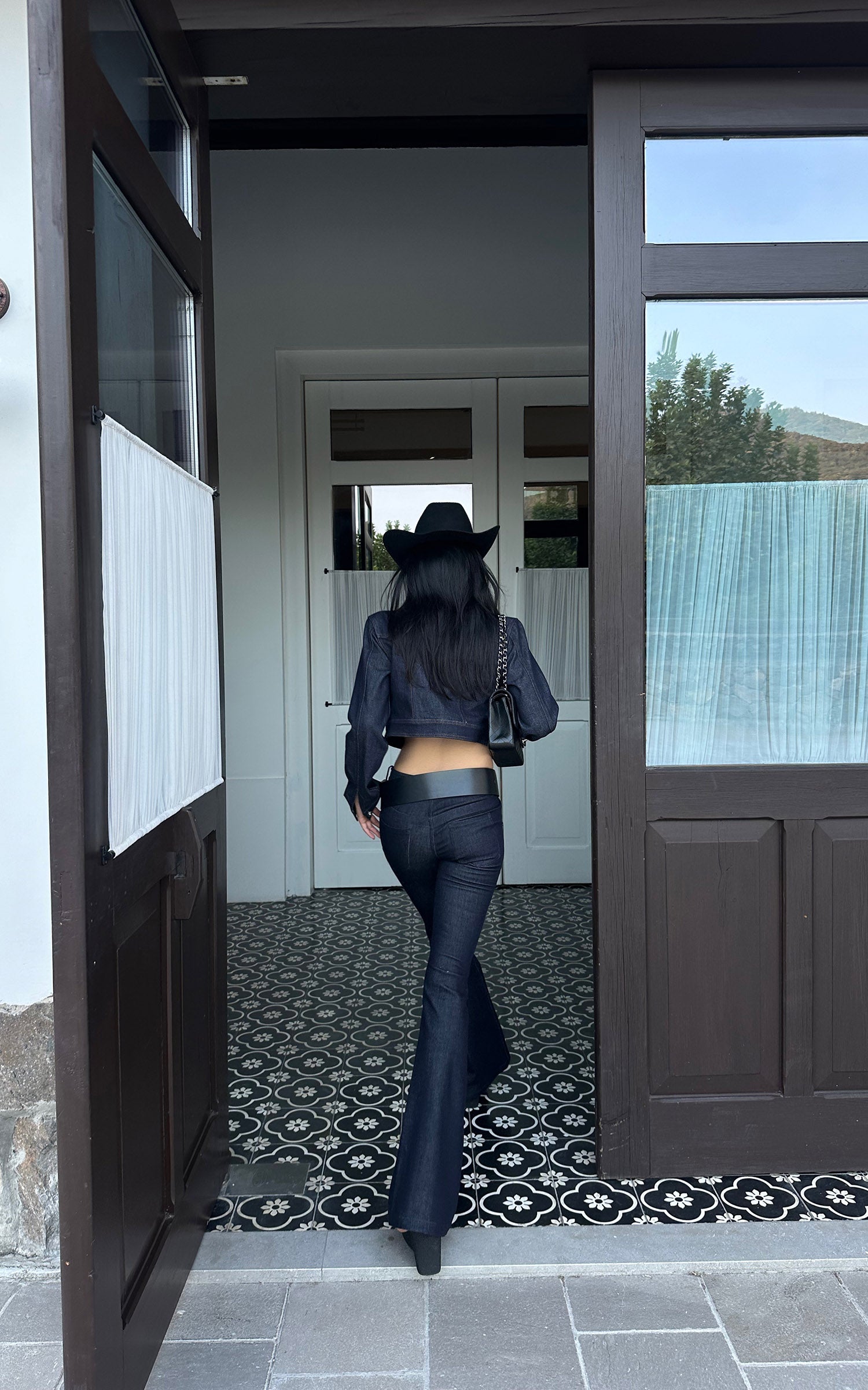 ROVENTE 다크 워시 플레어 데님 팬츠