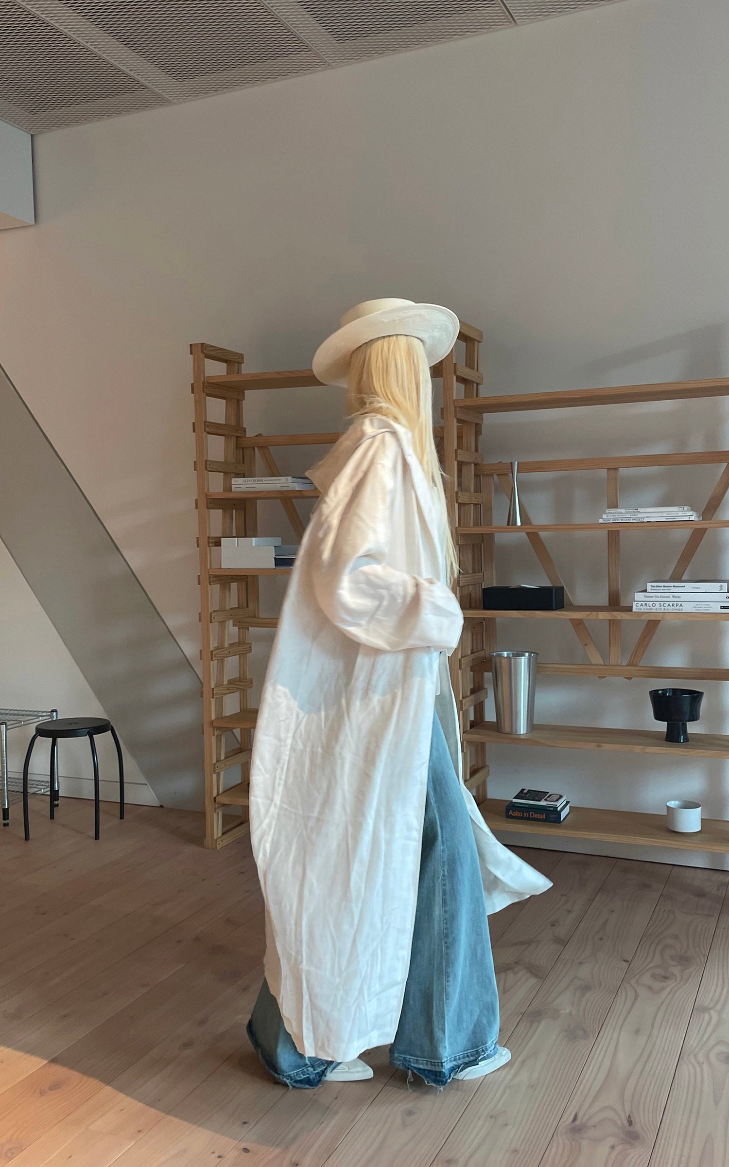 Rase le sol 해체된 스타일의 로우 엣지 플레어 데님 팬츠