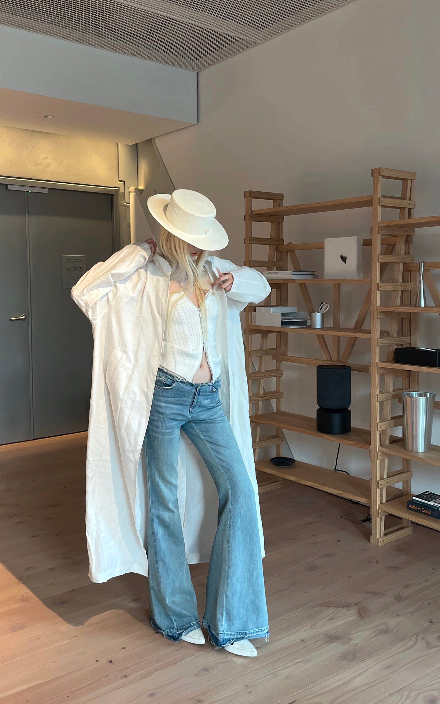 Rase le sol 해체된 스타일의 로우 엣지 플레어 데님 팬츠