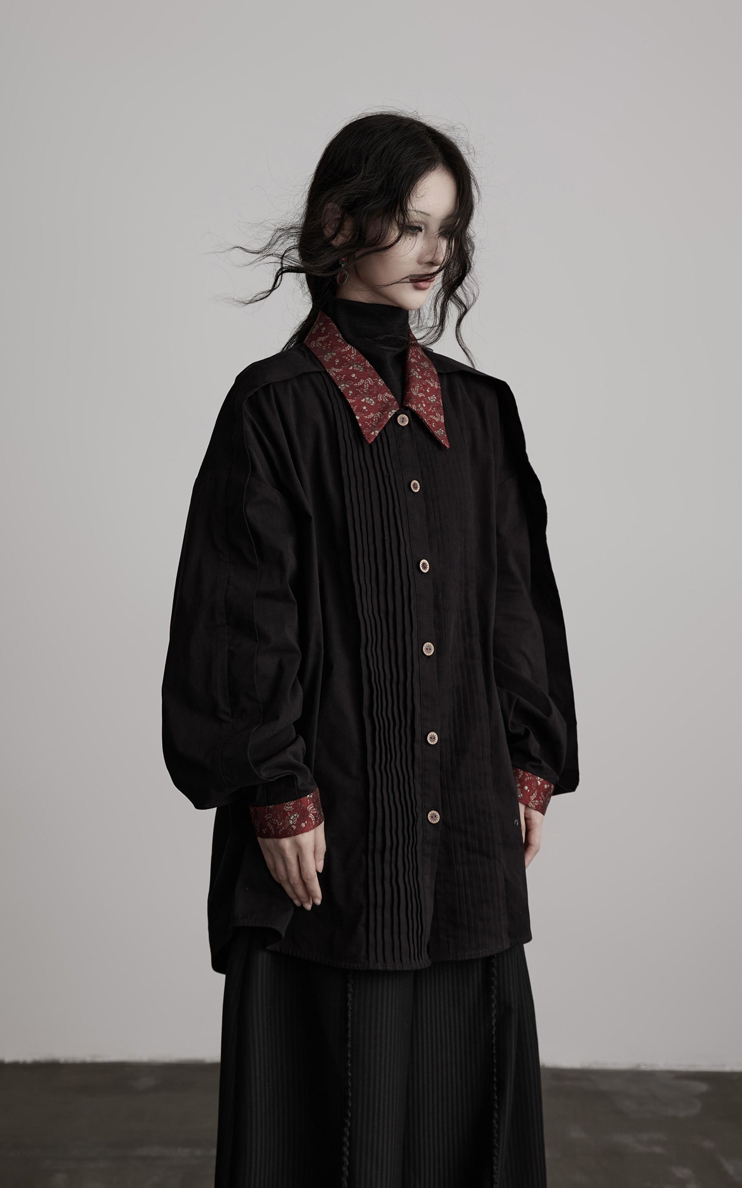 DOINDULGE Oversized Black Shirt with Contrast Collar and Pleated Front