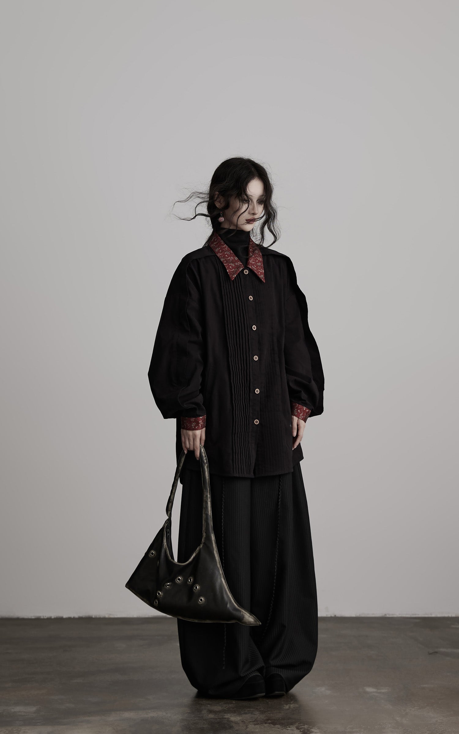 DOINDULGE Oversized Black Shirt with Contrast Collar and Pleated Front