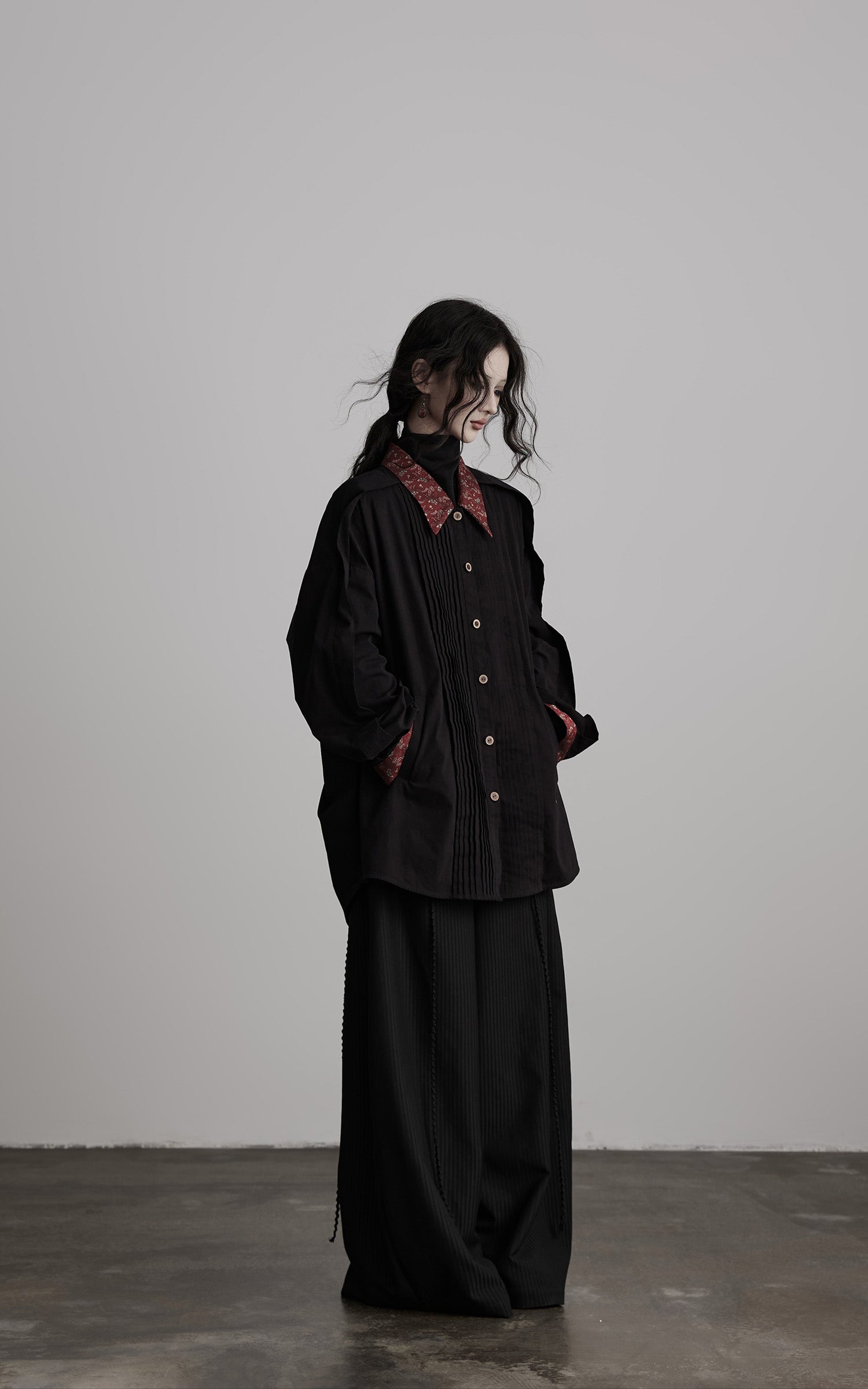 DOINDULGE Oversized Black Shirt with Contrast Collar and Pleated Front