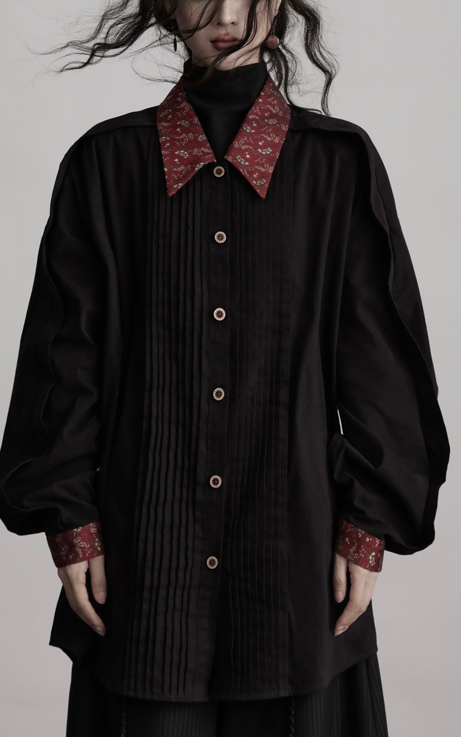 DOINDULGE Oversized Black Shirt with Contrast Collar and Pleated Front