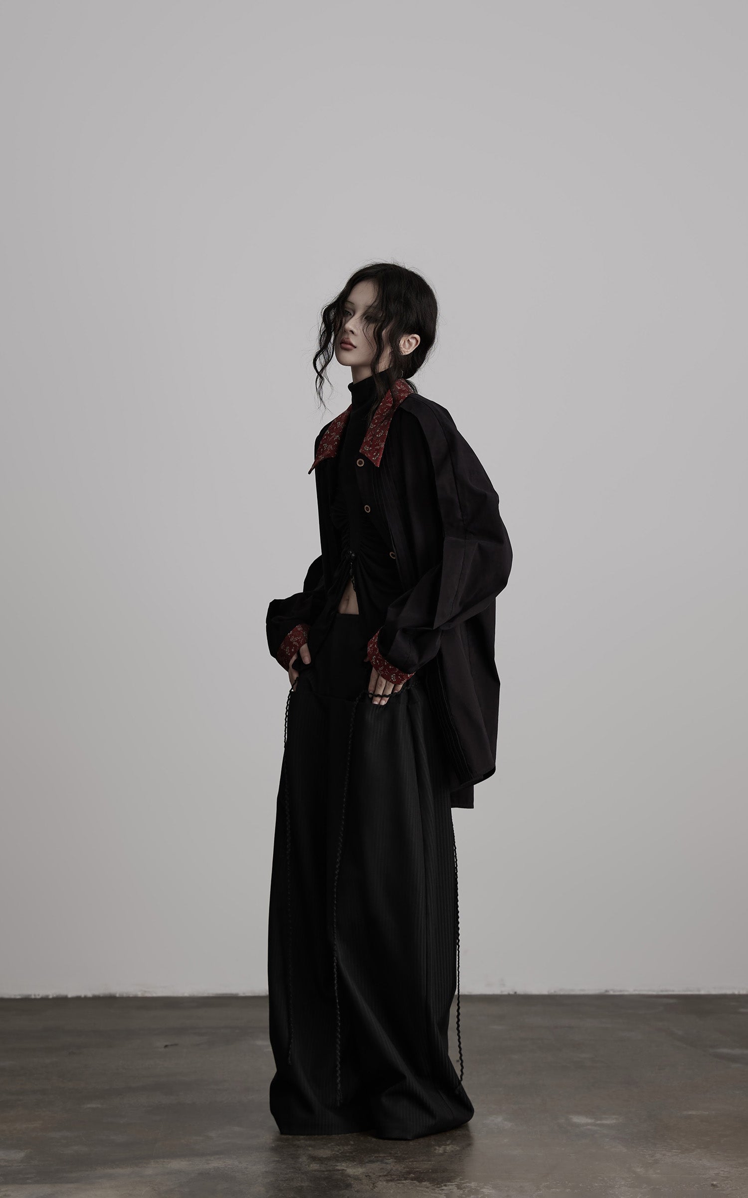 DOINDULGE Oversized Black Shirt with Contrast Collar and Pleated Front
