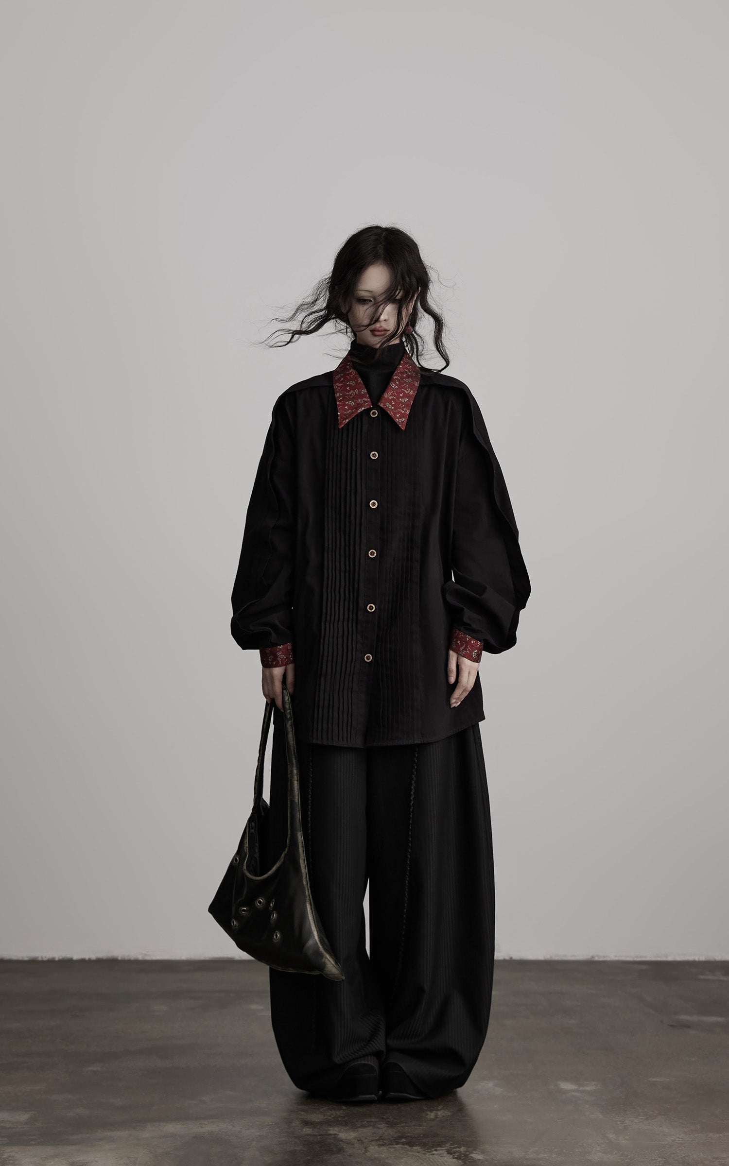 DOINDULGE Oversized Black Shirt with Contrast Collar and Pleated Front