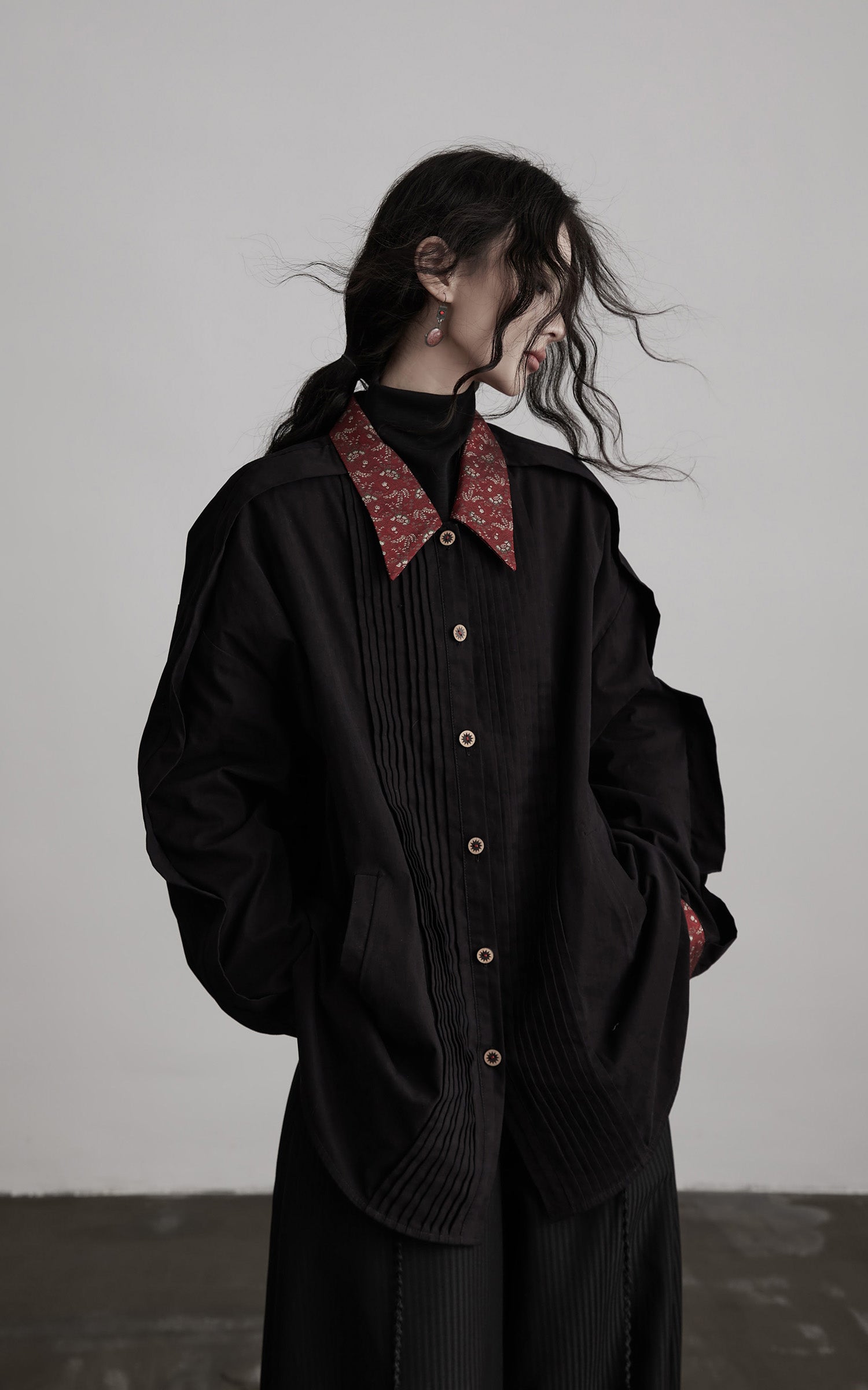 DOINDULGE Oversized Black Shirt with Contrast Collar and Pleated Front