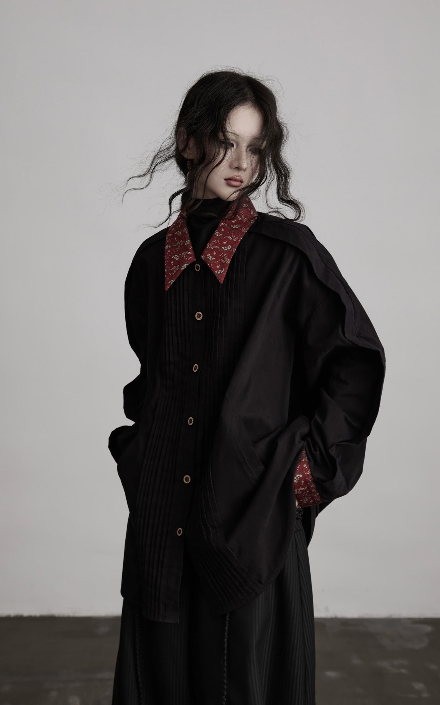 DOINDULGE Oversized Black Shirt with Contrast Collar and Pleated Front