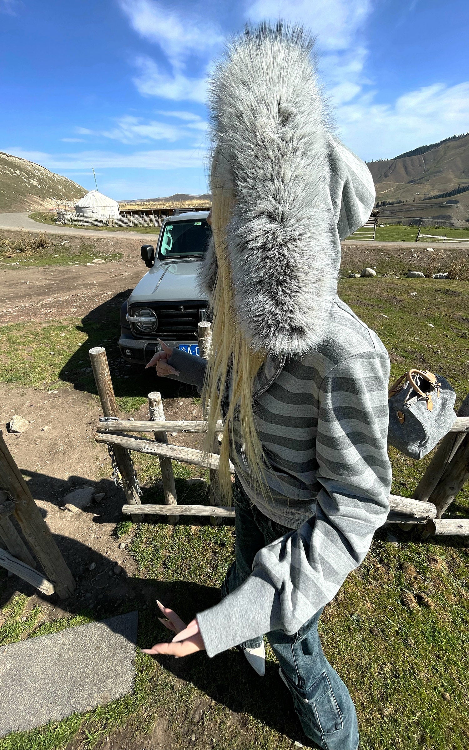 Rase le sol Striped Faux Raccoon Fur Hooded Cropped Sweatshirt