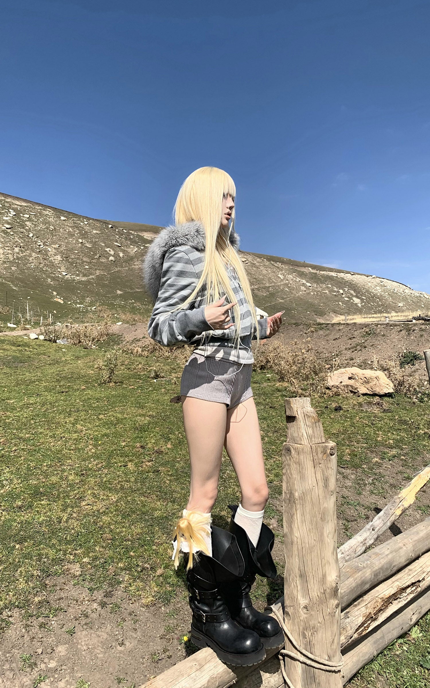 Rase le sol Striped Faux Raccoon Fur Hooded Cropped Sweatshirt