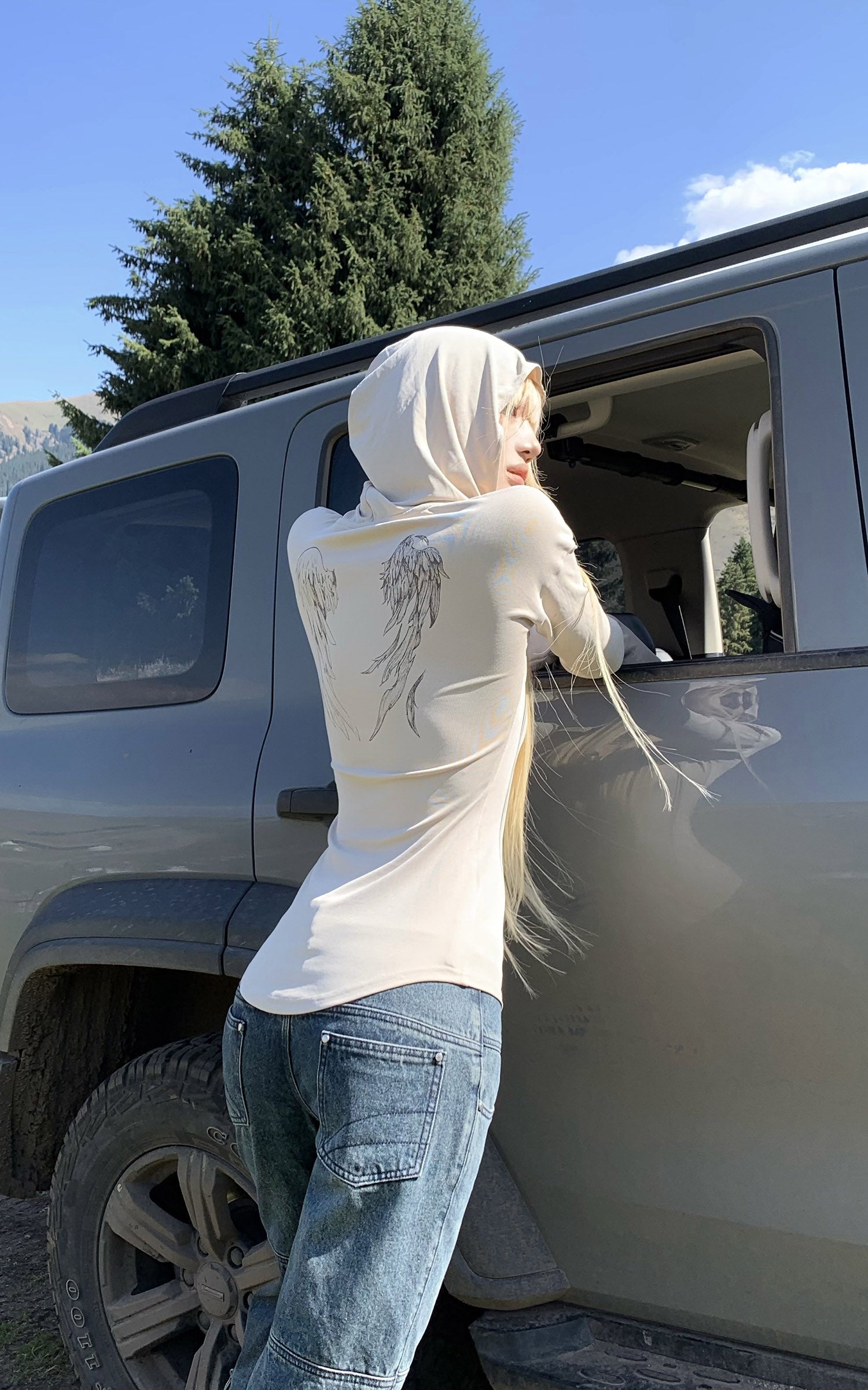 Rase le sol Fitted Long Sleeve Hooded Tee with Sketch Wing Motif
