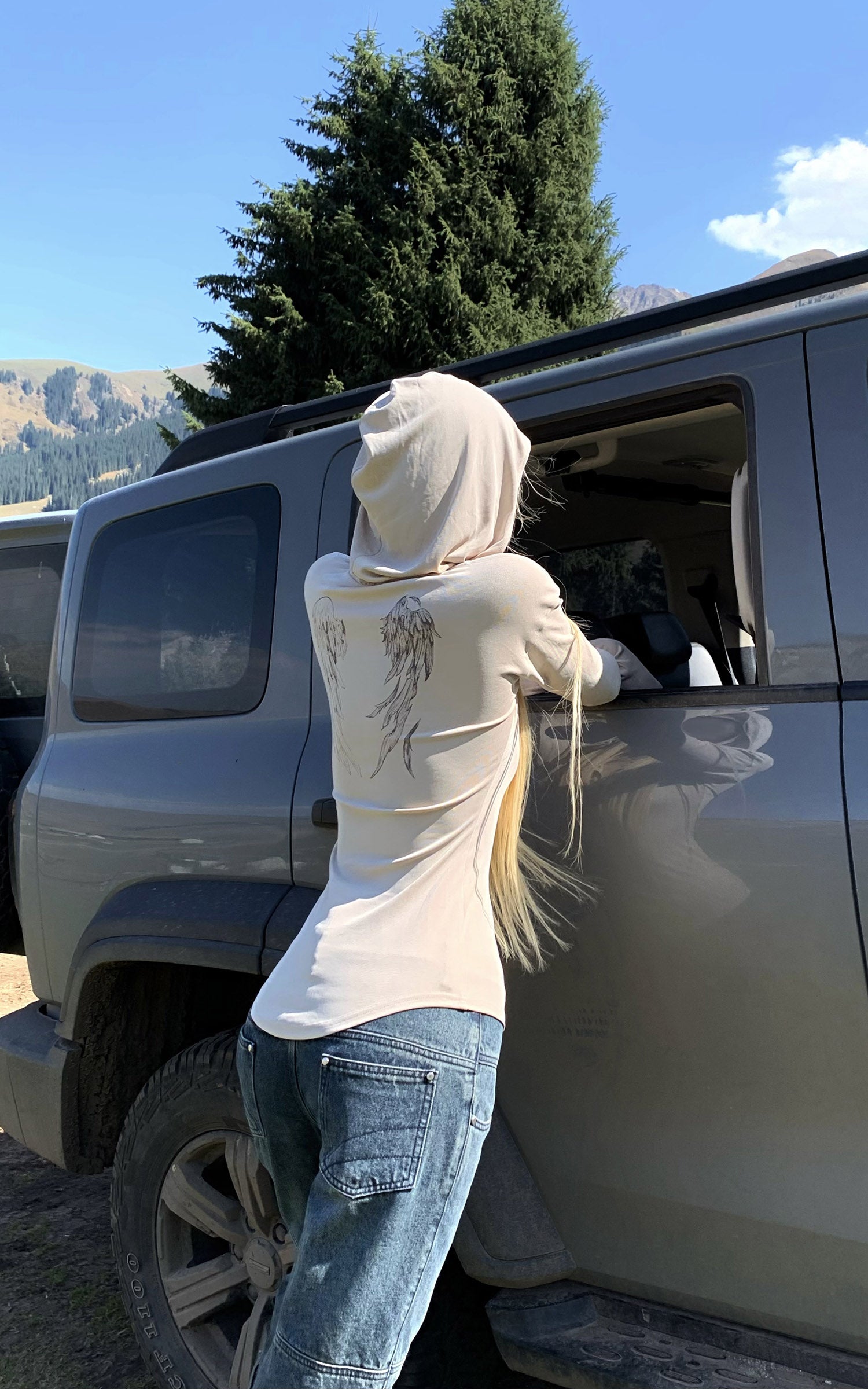 Rase le sol Fitted Long Sleeve Hooded Tee with Sketch Wing Motif