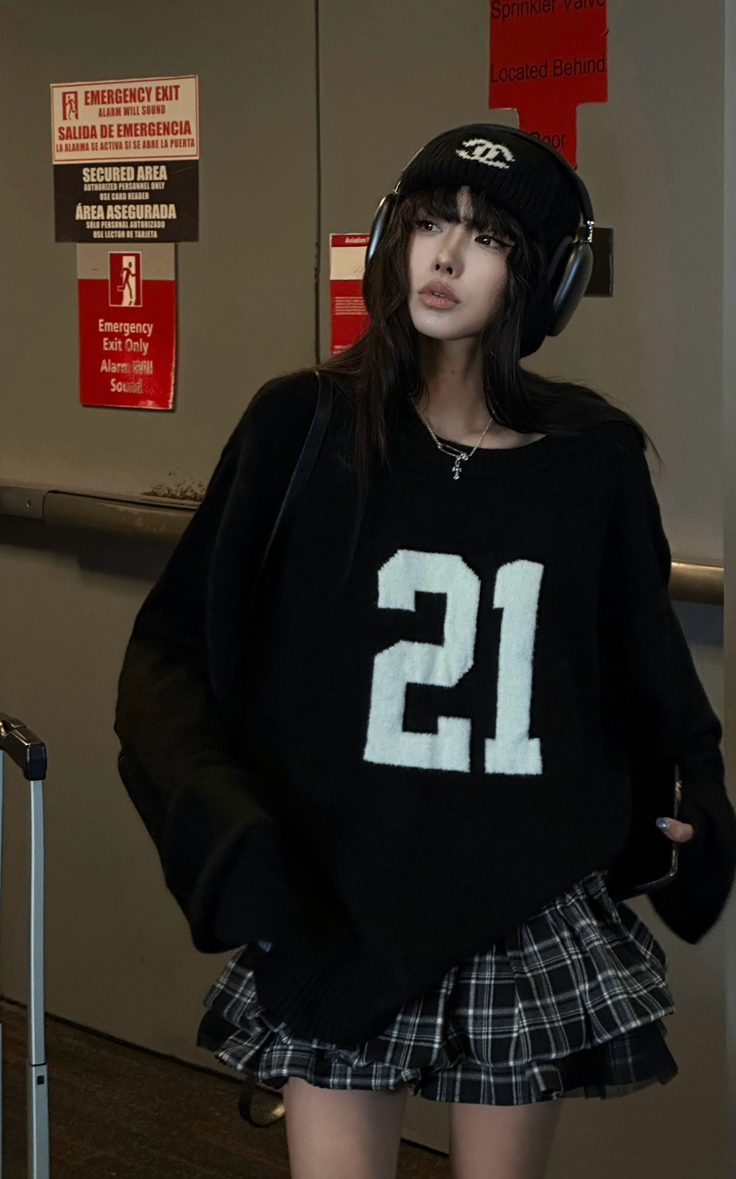 WARDEN EDGE Oversized Knit Sweater with Textured Number Motif