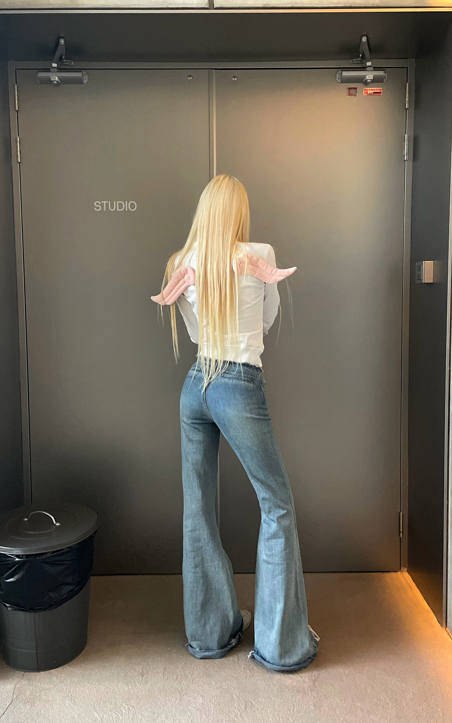 Rase le sol 해체된 스타일의 로우 엣지 플레어 데님 팬츠