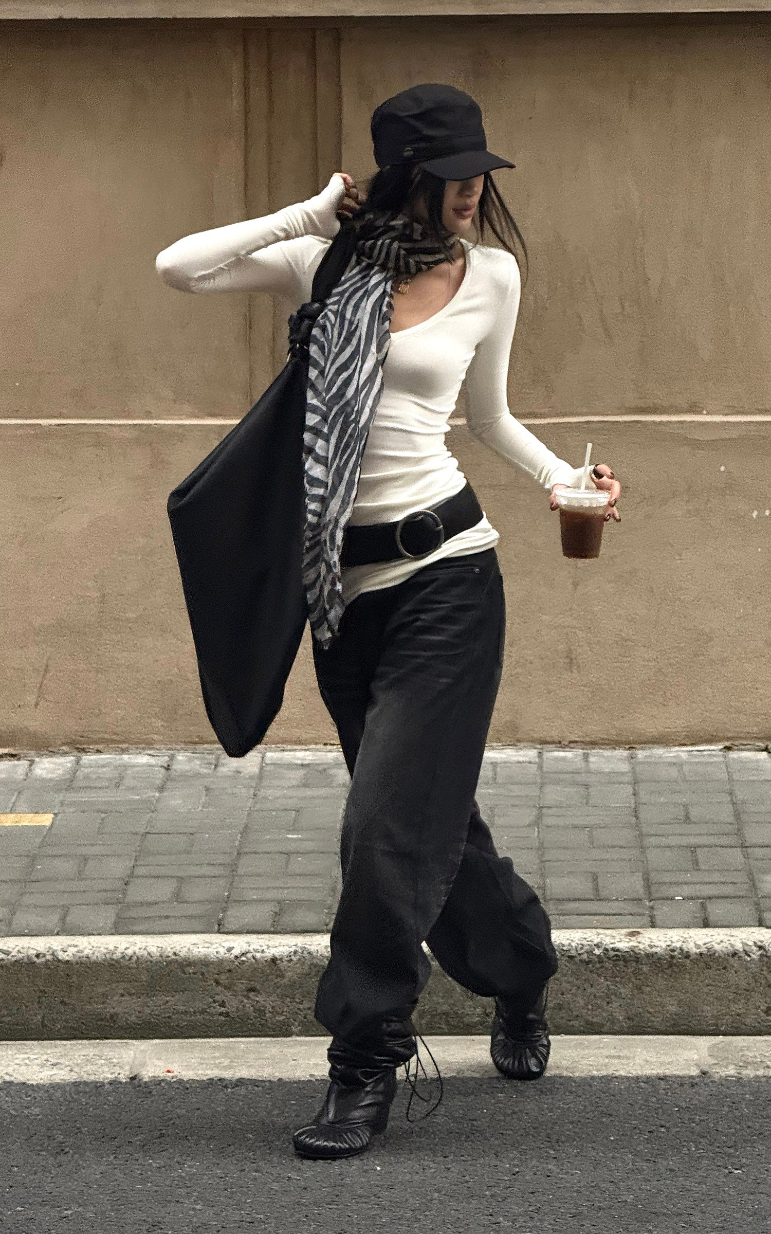 ROVENTE Washed Black Wide Leg Denim Pants