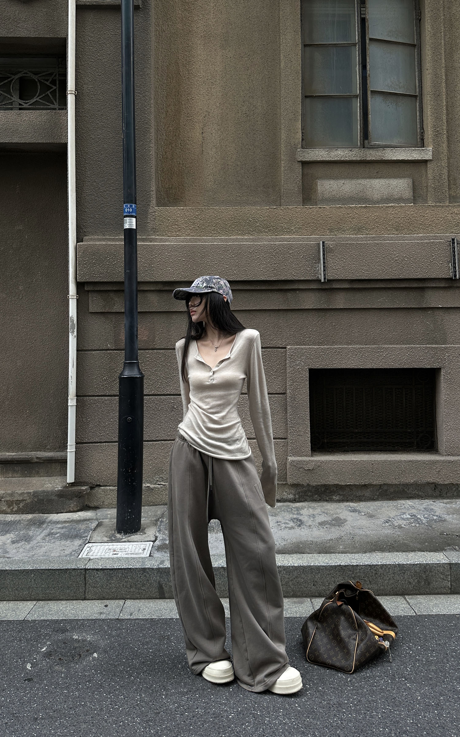 WARDEN EDGE Asymmetric Hem Ribbed Knit T-Shirt