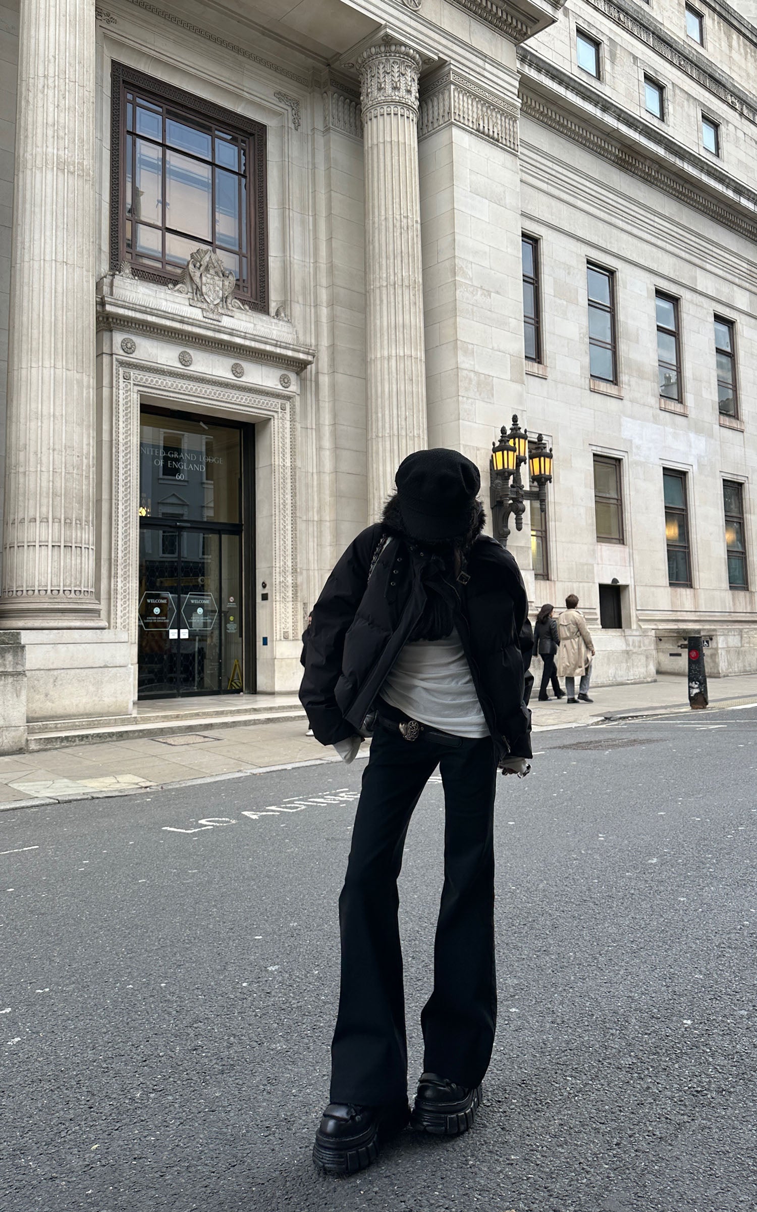 Veste matelassée courte noire avec col en fausse fourrure