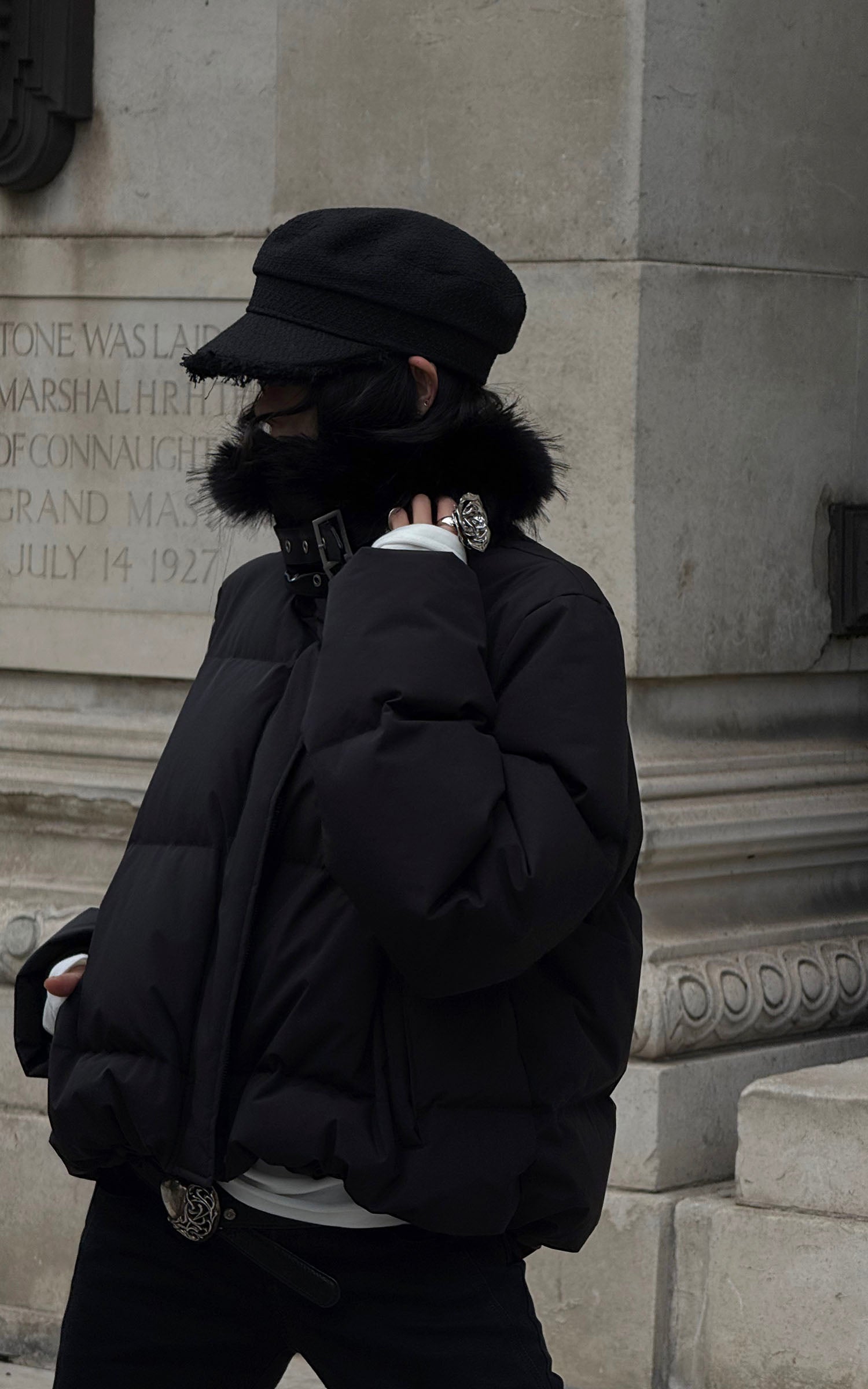 Veste matelassée courte noire avec col en fausse fourrure