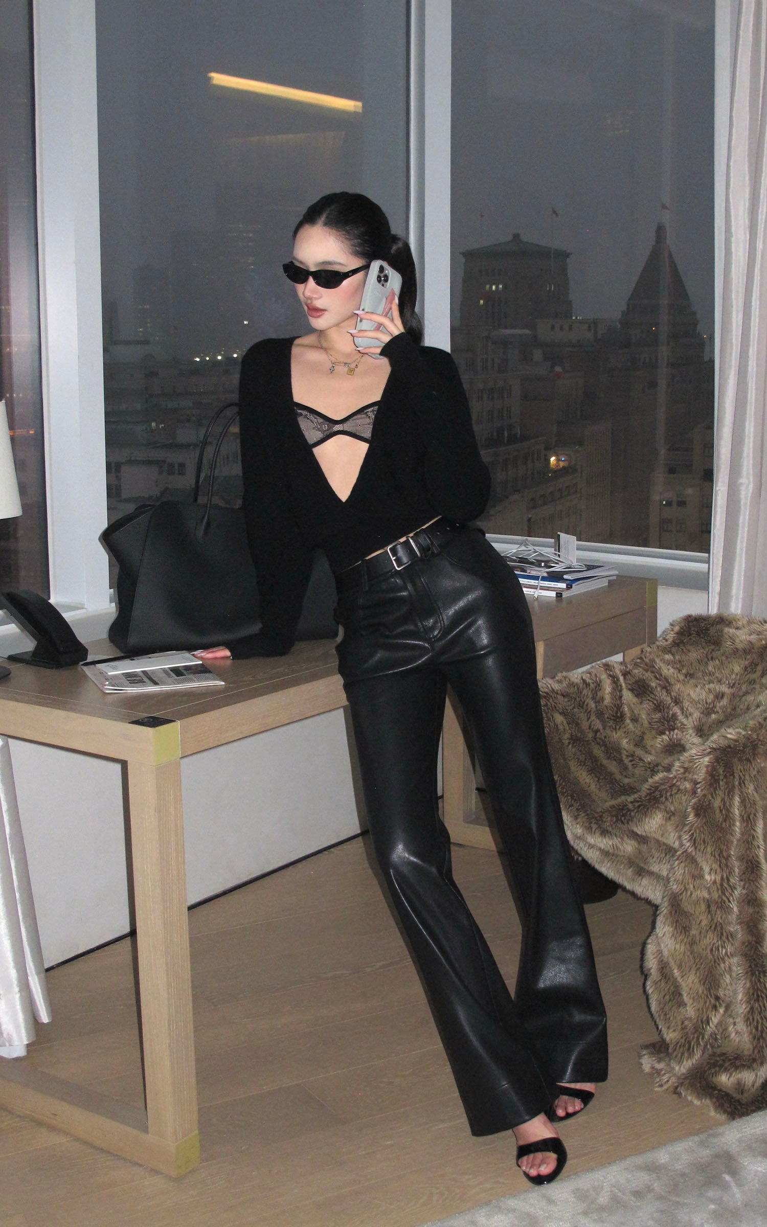 ROVENTE 스트레이트 핏 페이크 레더 팬츠