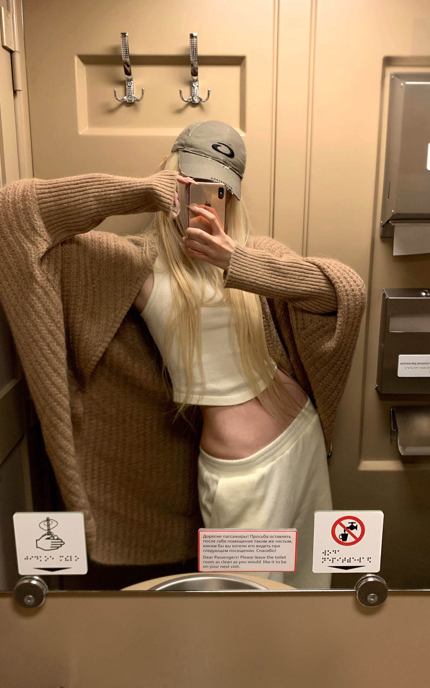 Ensemble minimaliste : gilet sans manches en maille et pantalon de survêtement large