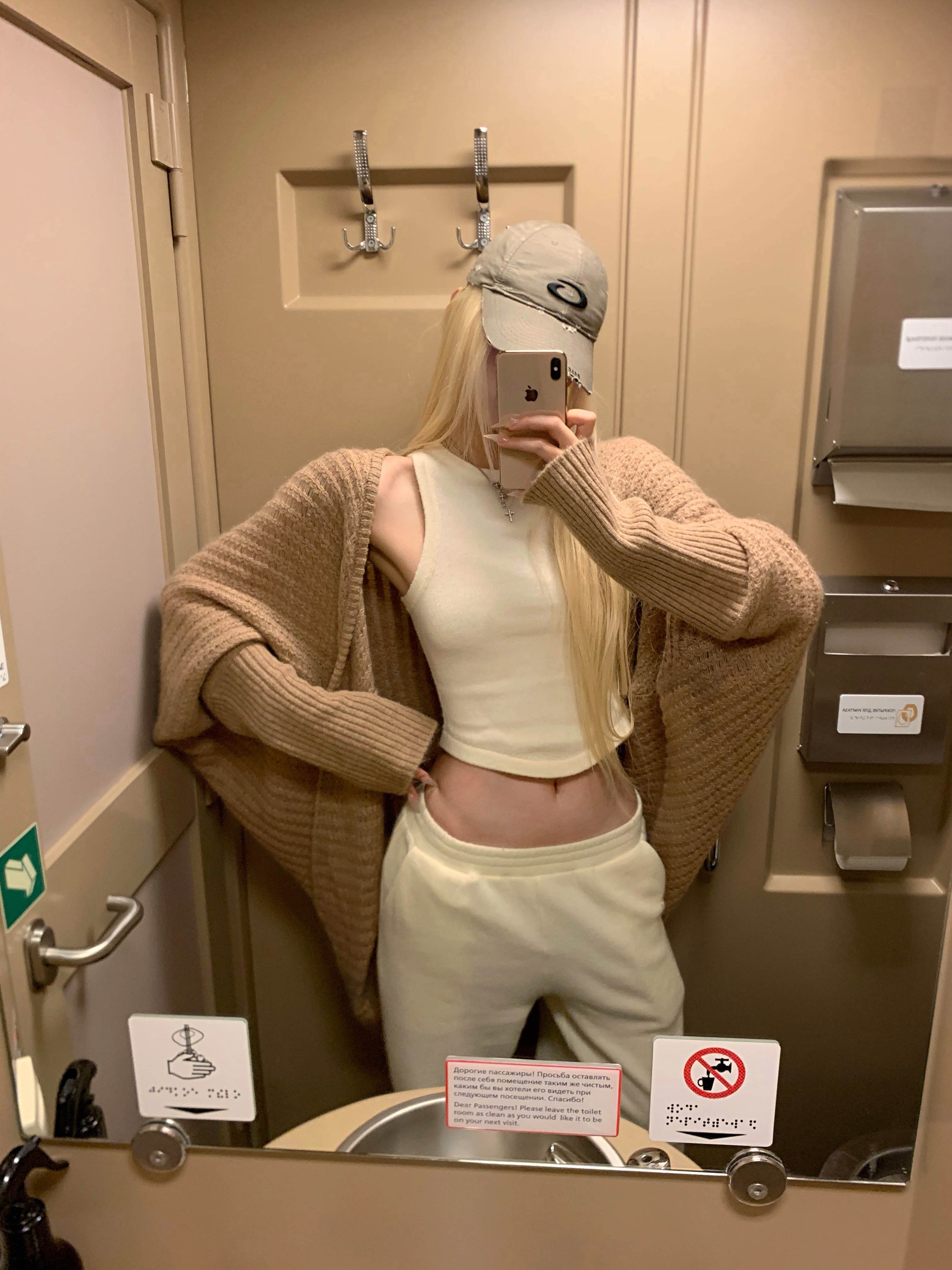 Ensemble minimaliste : gilet sans manches en maille et pantalon de survêtement large