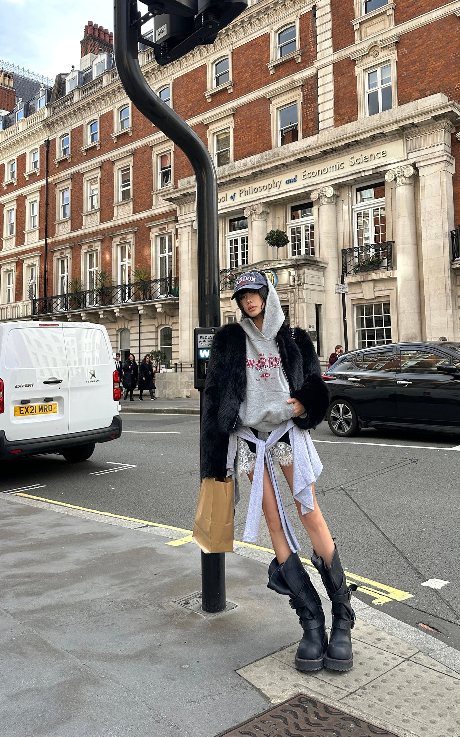 WARDEN EDGE レースパネルとタイディテール付きグレーアシンメトリースカート