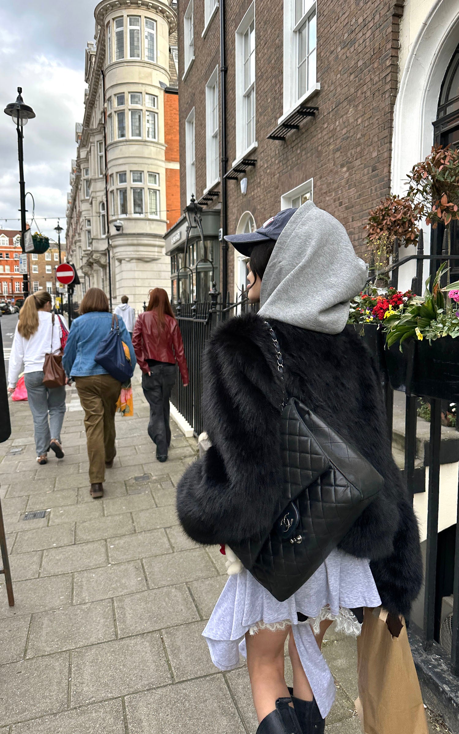 WARDEN EDGE レースパネルとタイディテール付きグレーアシンメトリースカート