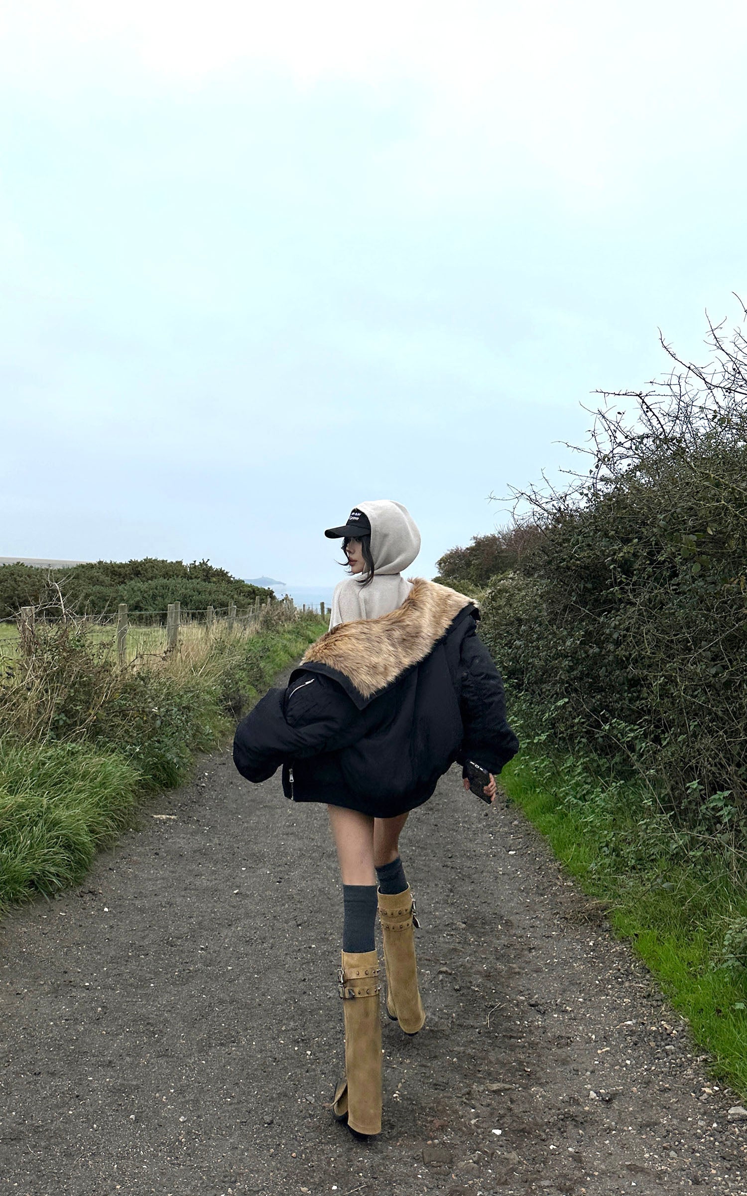 WARDEN EDGE 페이크 퍼 칼라 크롭 다운 재킷