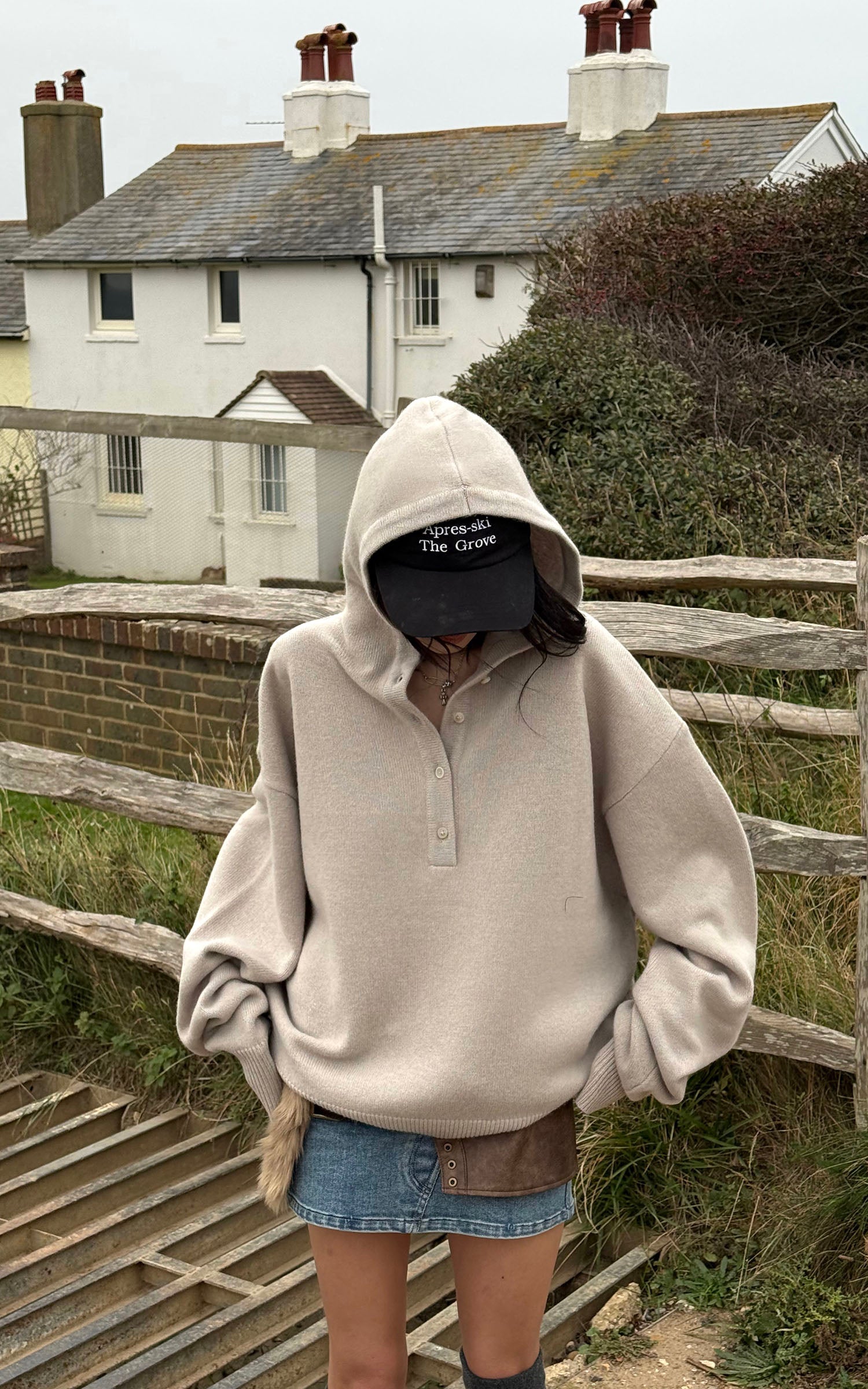 WARDEN EDGE フェイクファーのベルトディテール付きデニムミニスカート