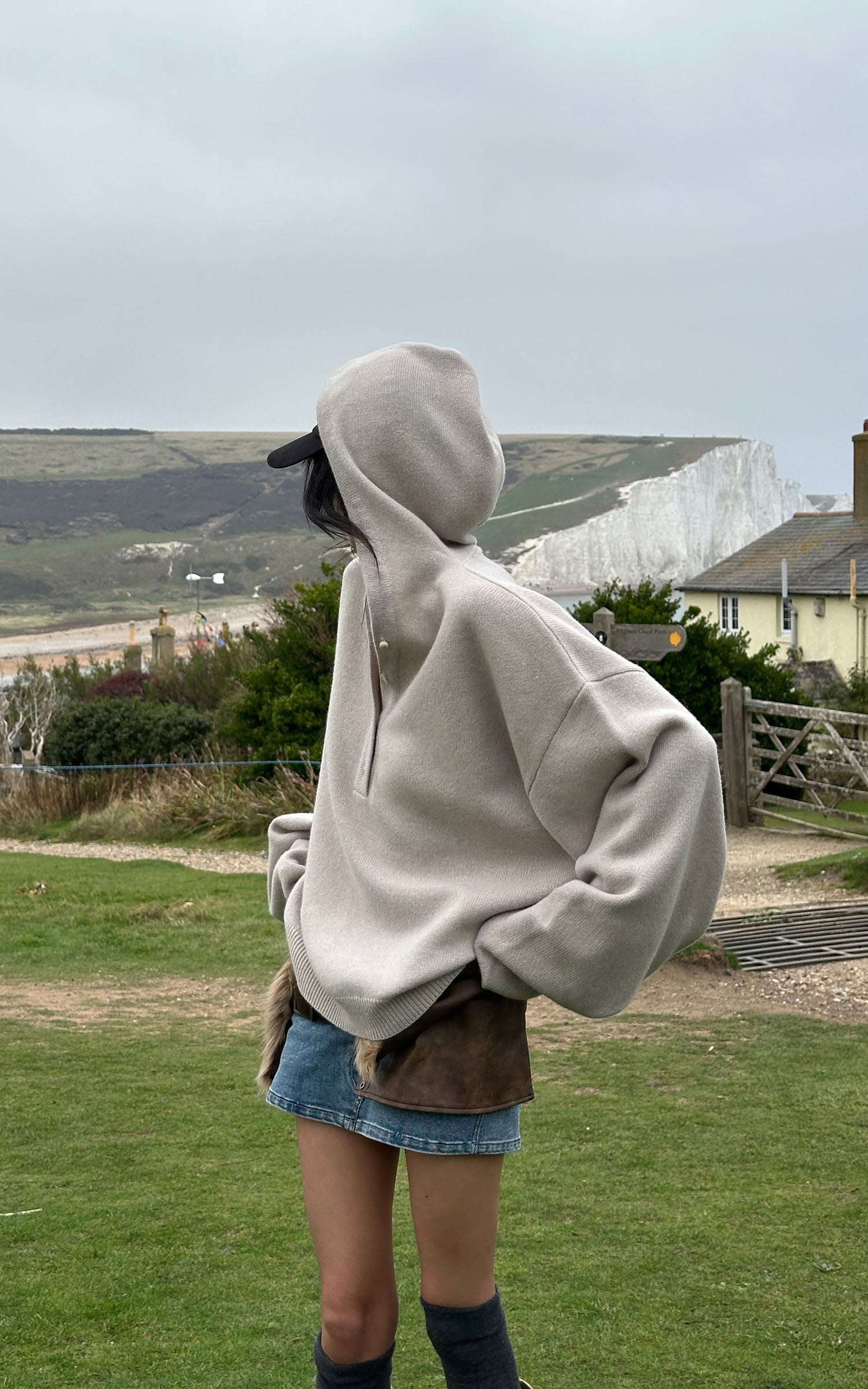 WARDEN EDGE フェイクファーのベルトディテール付きデニムミニスカート