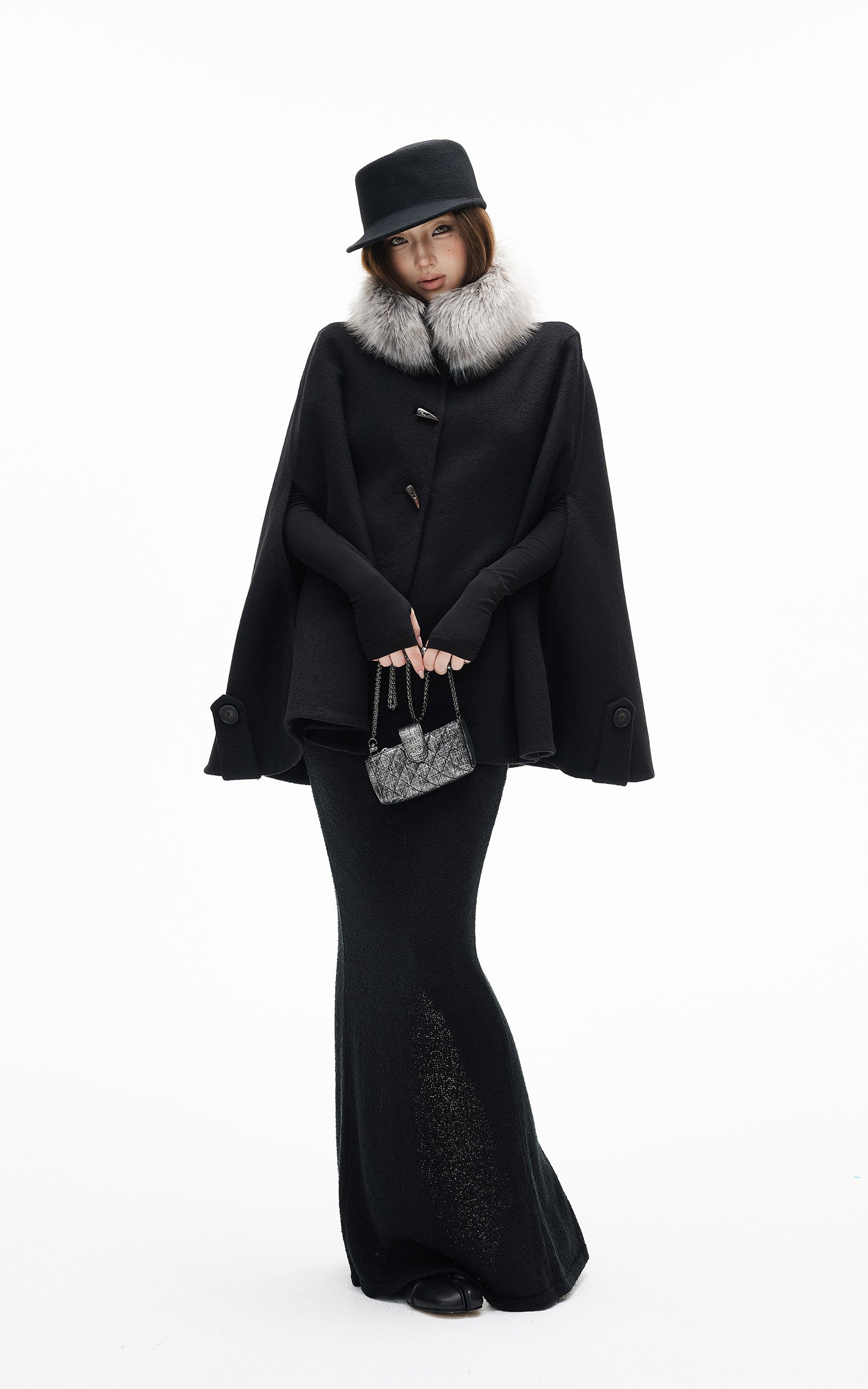 IAMXIAA フェイクファーの襟とトグルボタン付きウールケープコート