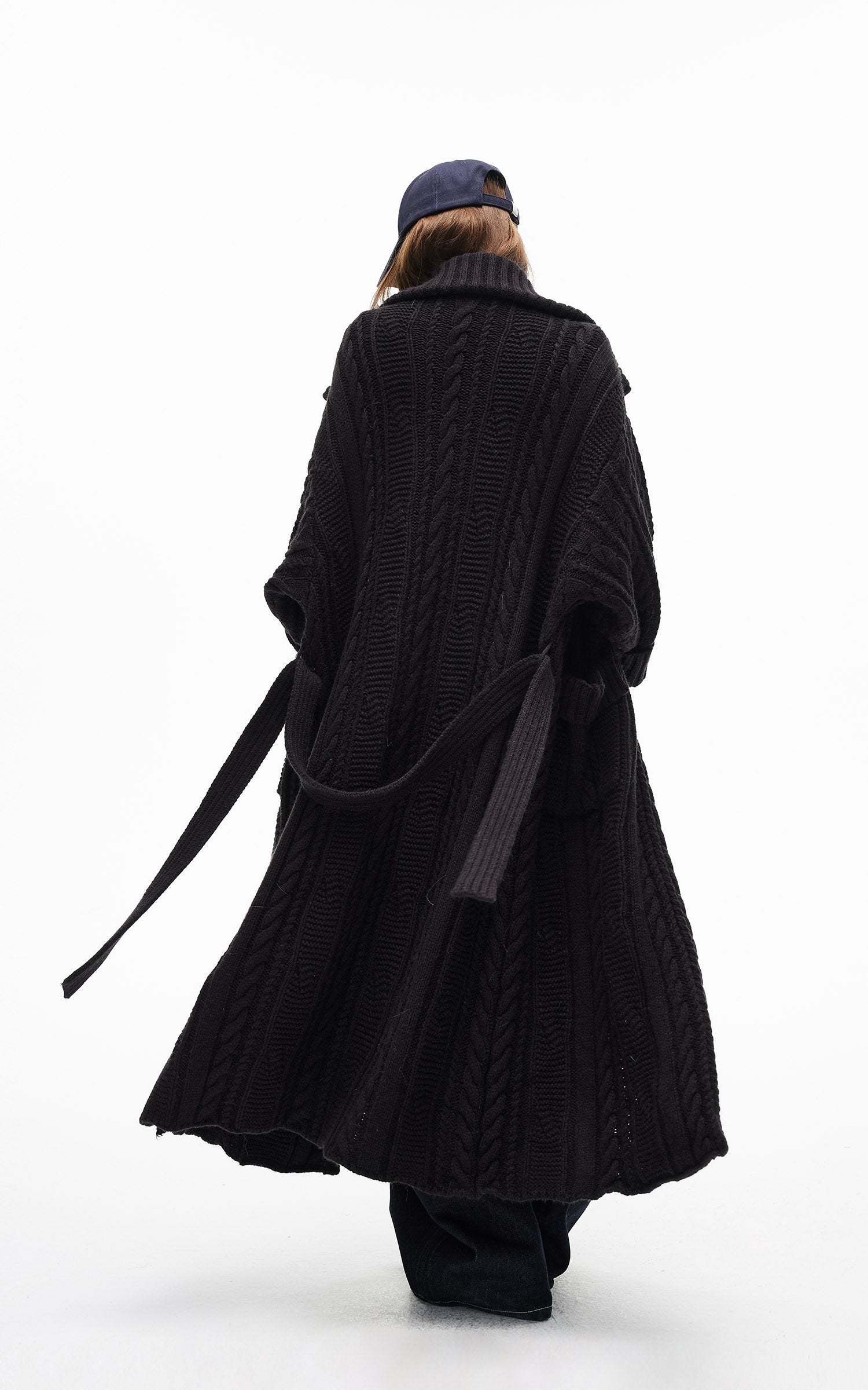 IAMXIAA ベルト付きのチャンキー ニット マキシ カーディガンとオーバーサイズ フィット