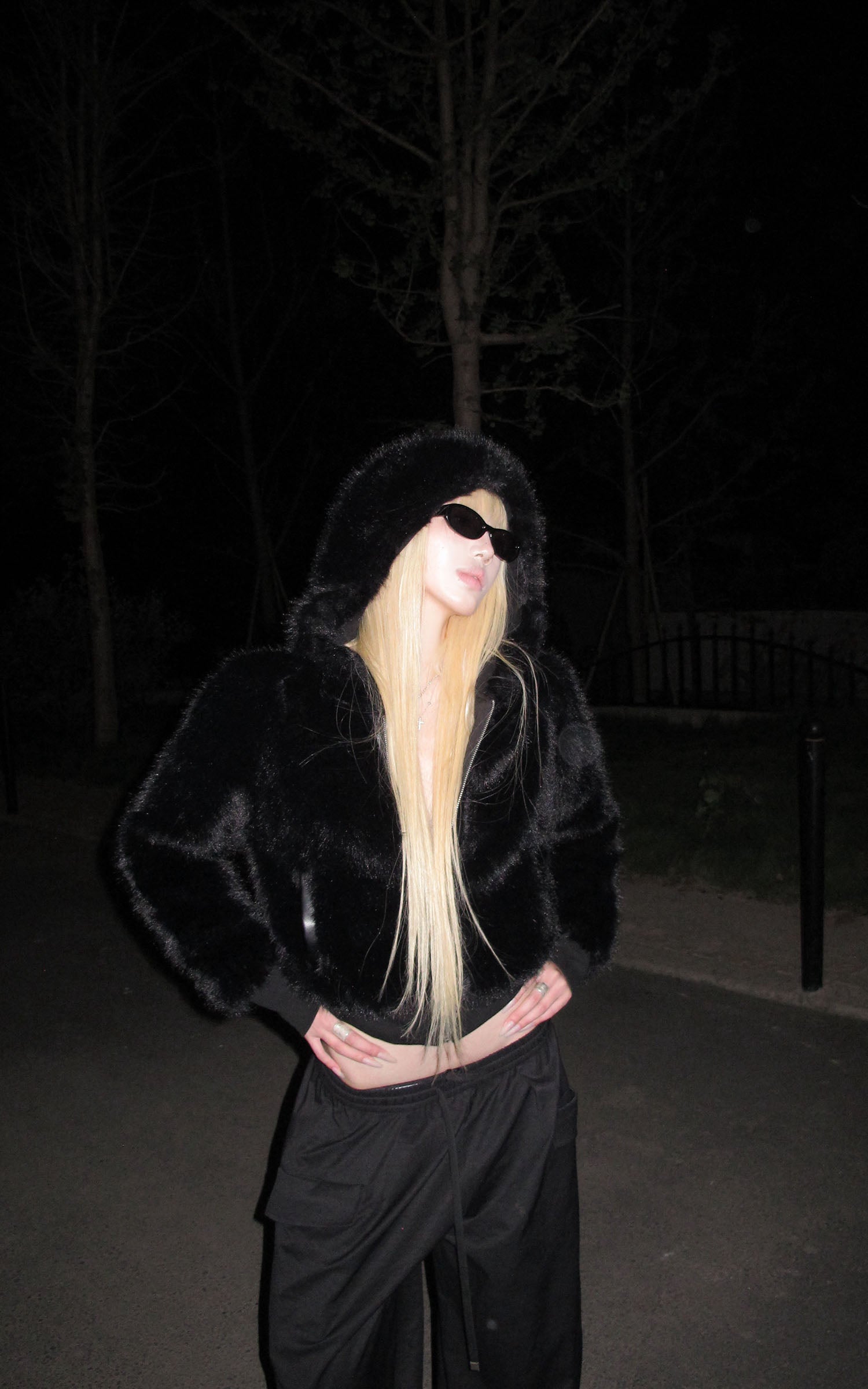 Rase le sol デビルウィング付きフェイクファーフーディ