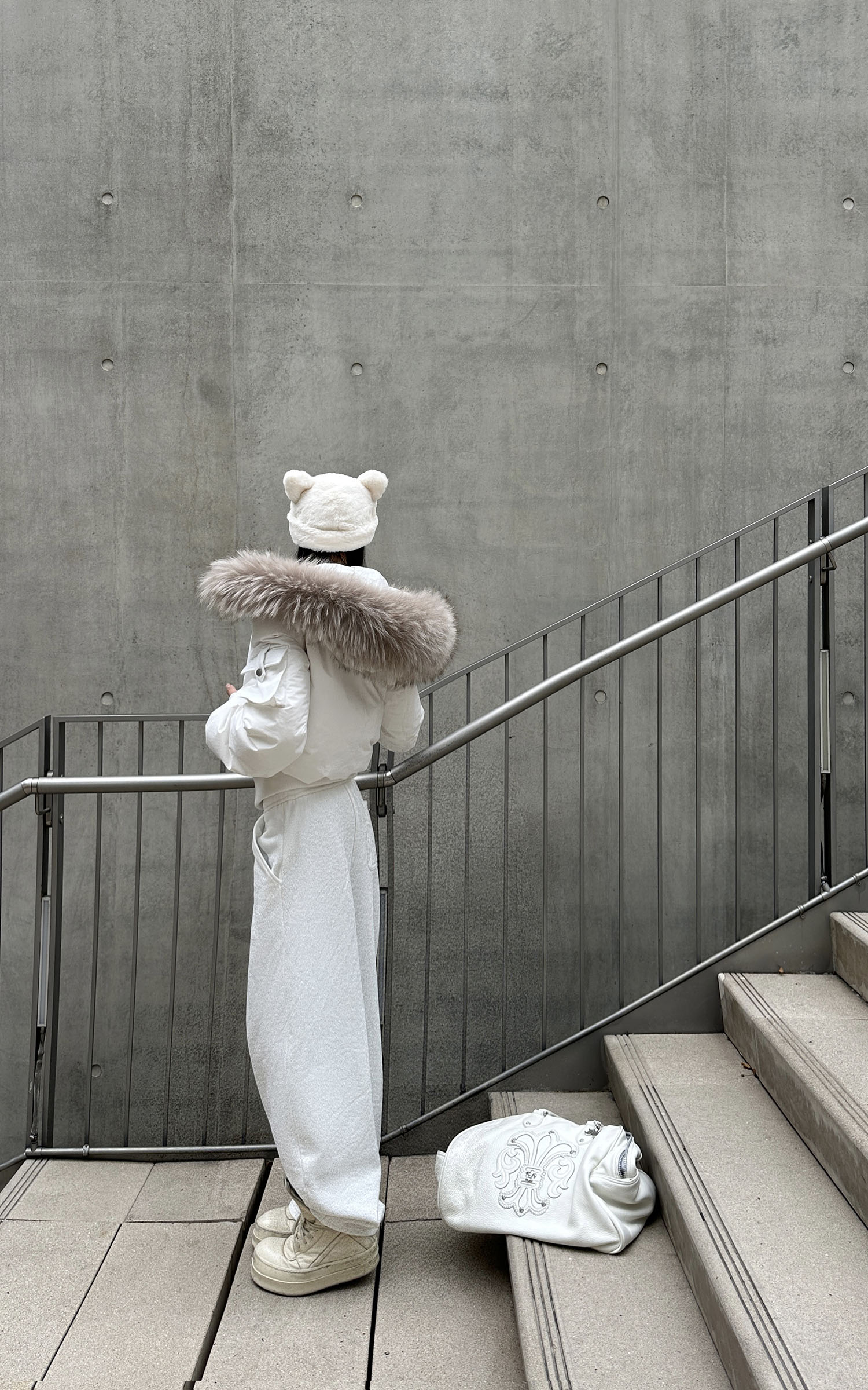 WARDEN EDGE 取り外し可能なフェイクファー付きクロップドパファージャケット