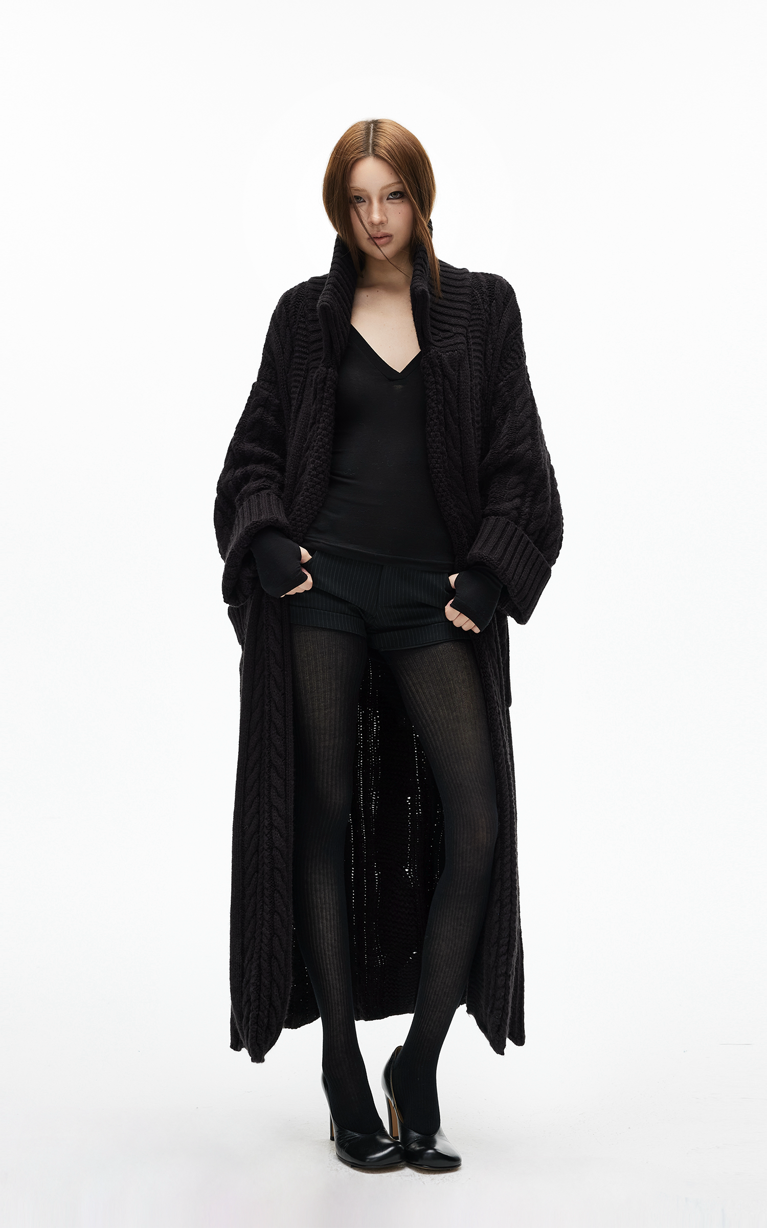 IAMXIAA ベルト付きのチャンキー ニット マキシ カーディガンとオーバーサイズ フィット