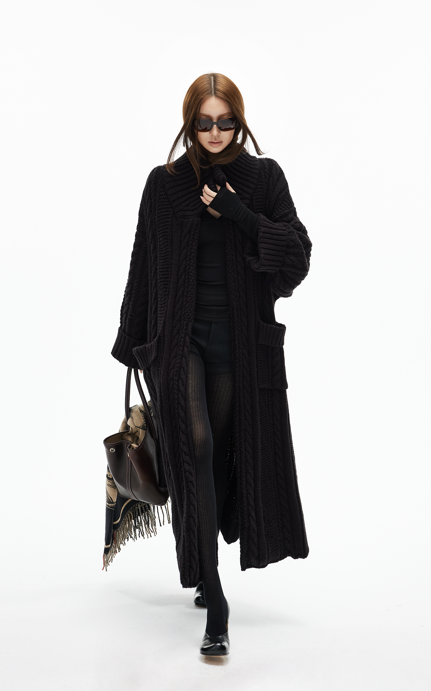 IAMXIAA ベルト付きのチャンキー ニット マキシ カーディガンとオーバーサイズ フィット