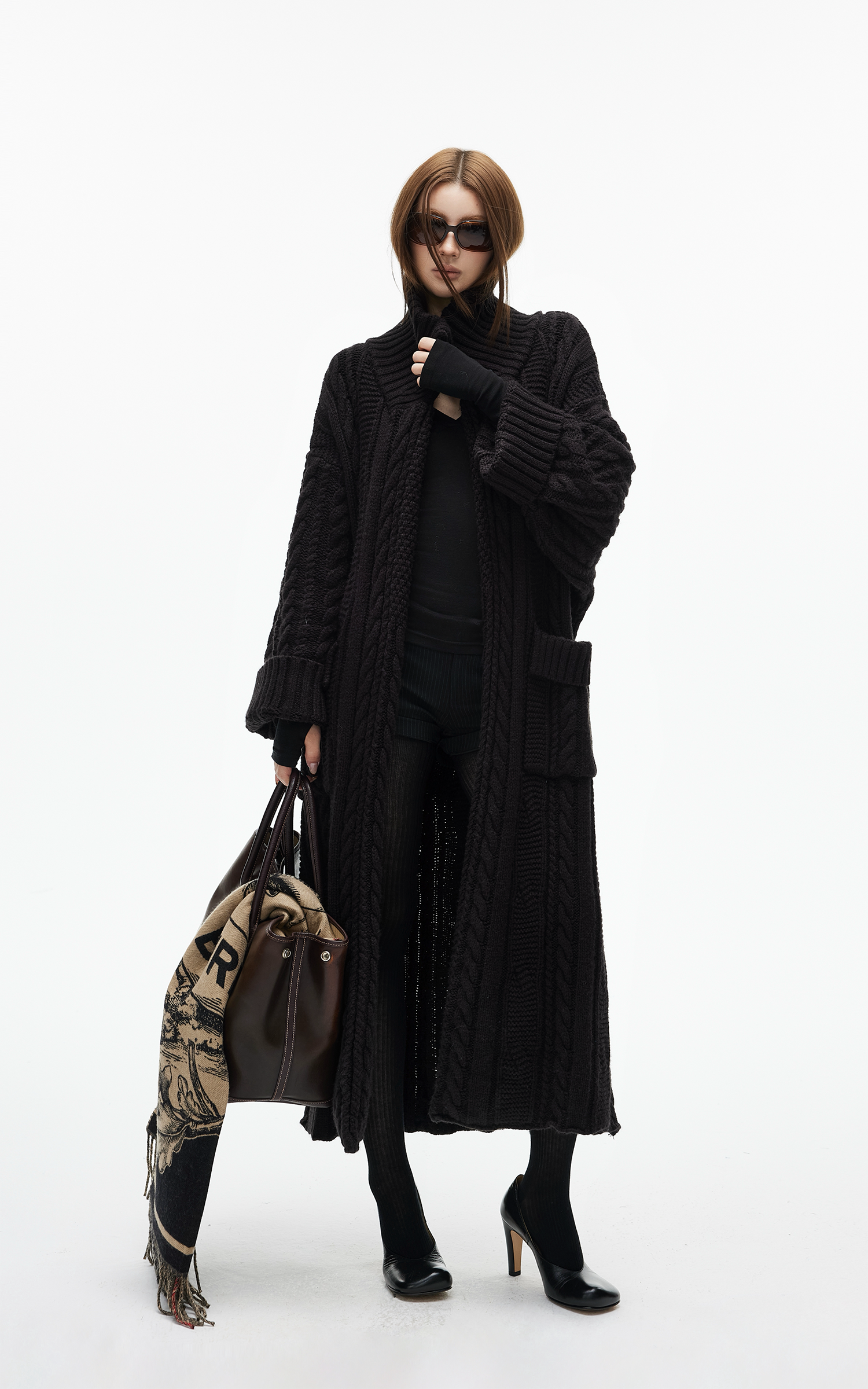 IAMXIAA ベルト付きのチャンキー ニット マキシ カーディガンとオーバーサイズ フィット