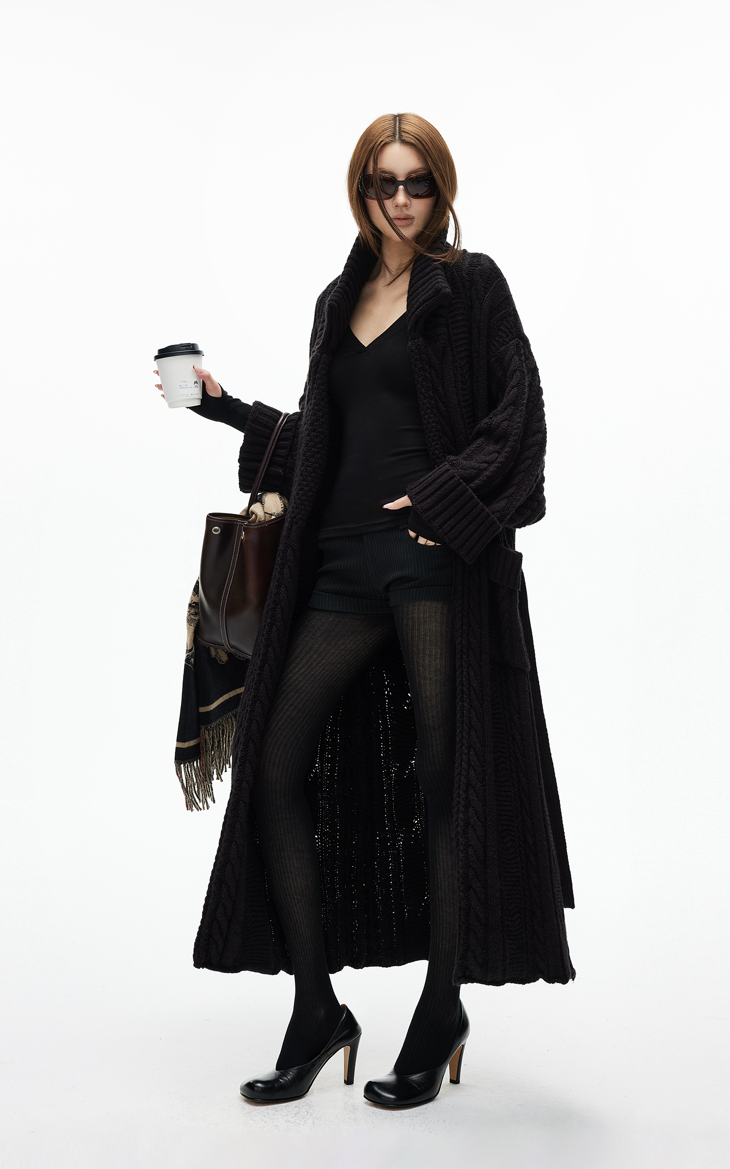 IAMXIAA ベルト付きのチャンキー ニット マキシ カーディガンとオーバーサイズ フィット