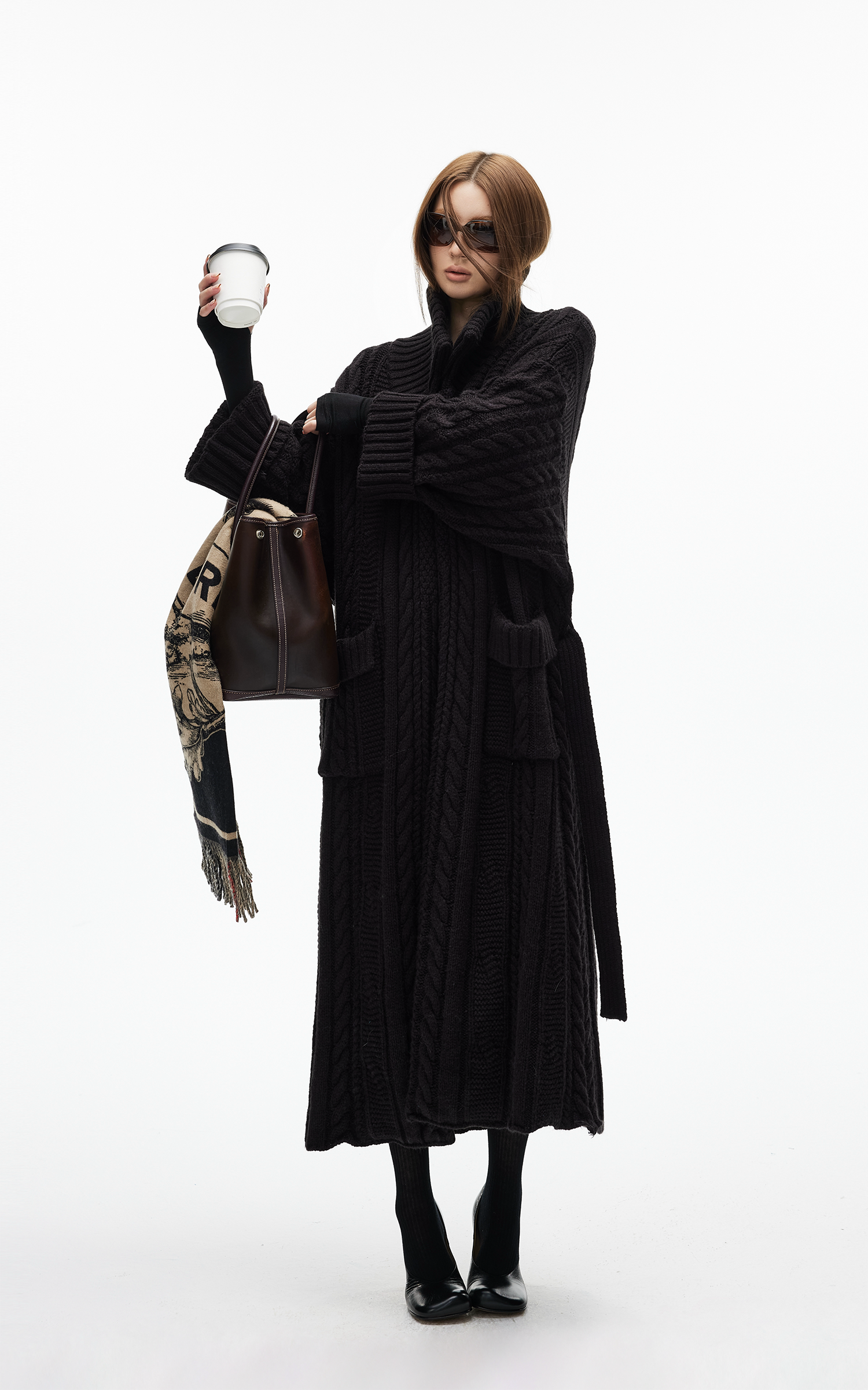 IAMXIAA ベルト付きのチャンキー ニット マキシ カーディガンとオーバーサイズ フィット